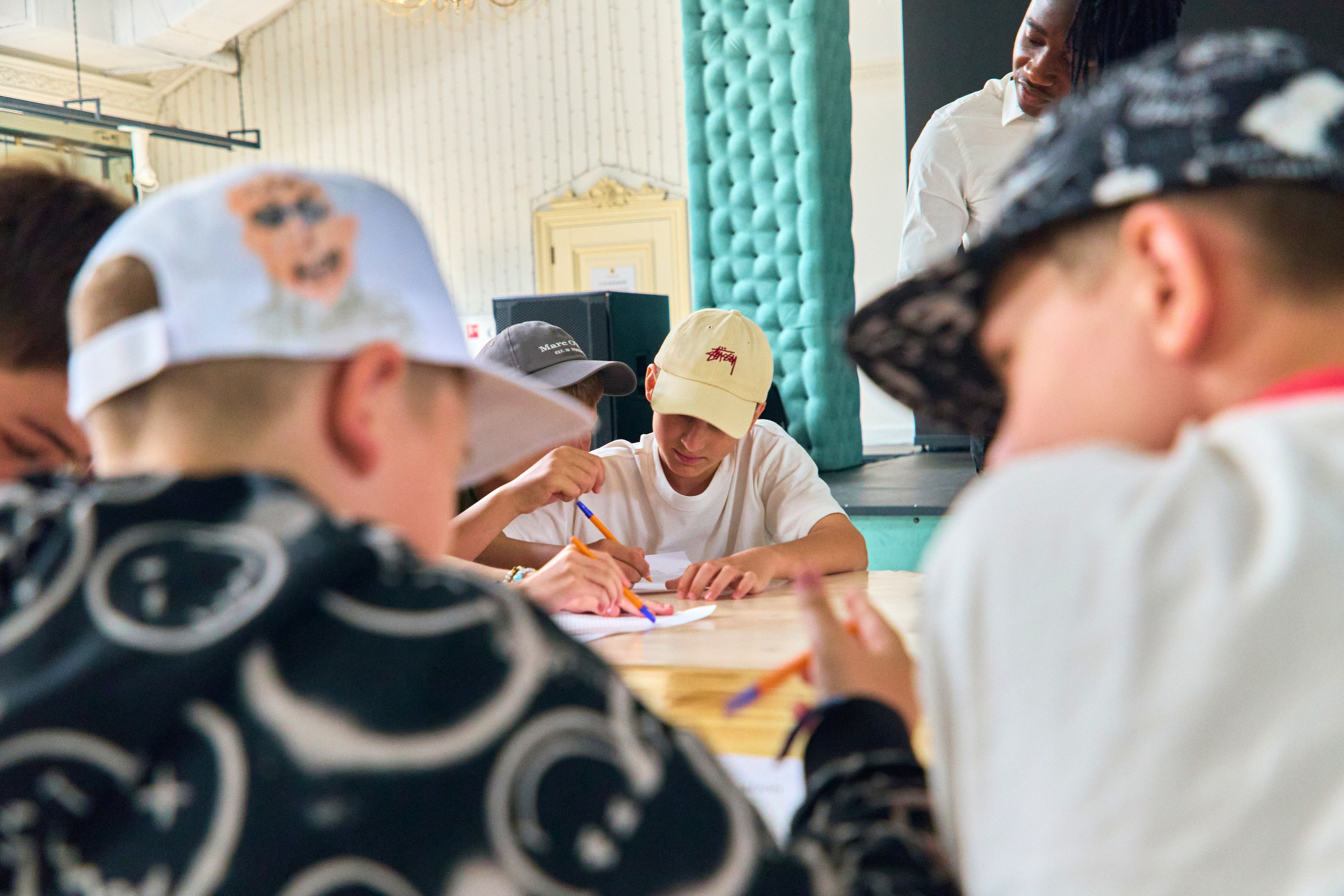 Lingvamania. Святослав Лебедев | Рекламный фотограф — Коммерческая съемка, Арт-дирекшн, AI-интеграция