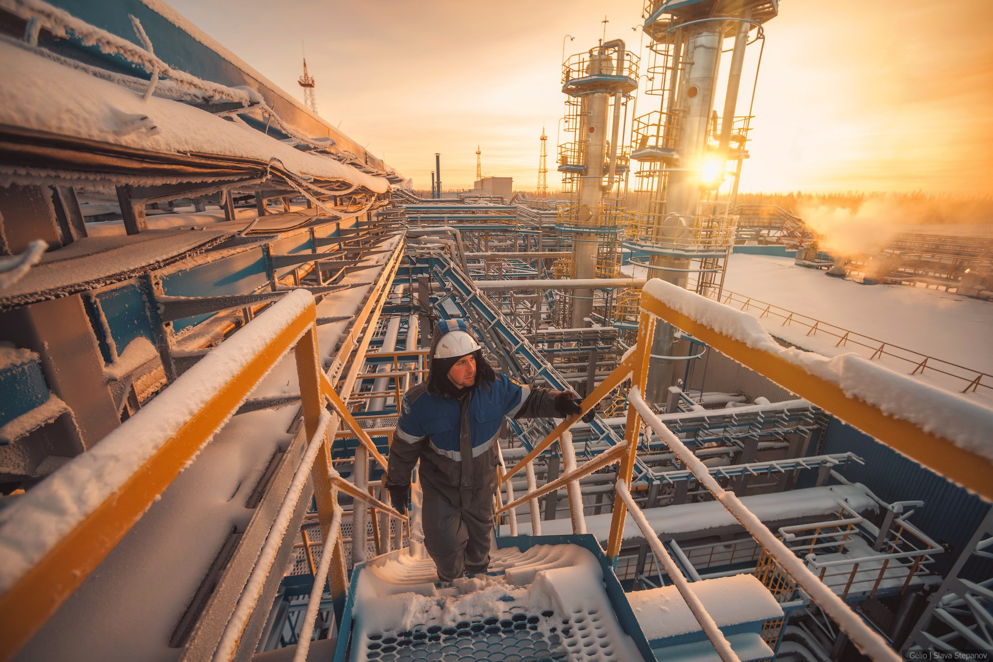 Специалист газового промысла совершает плановый обход технологических установок