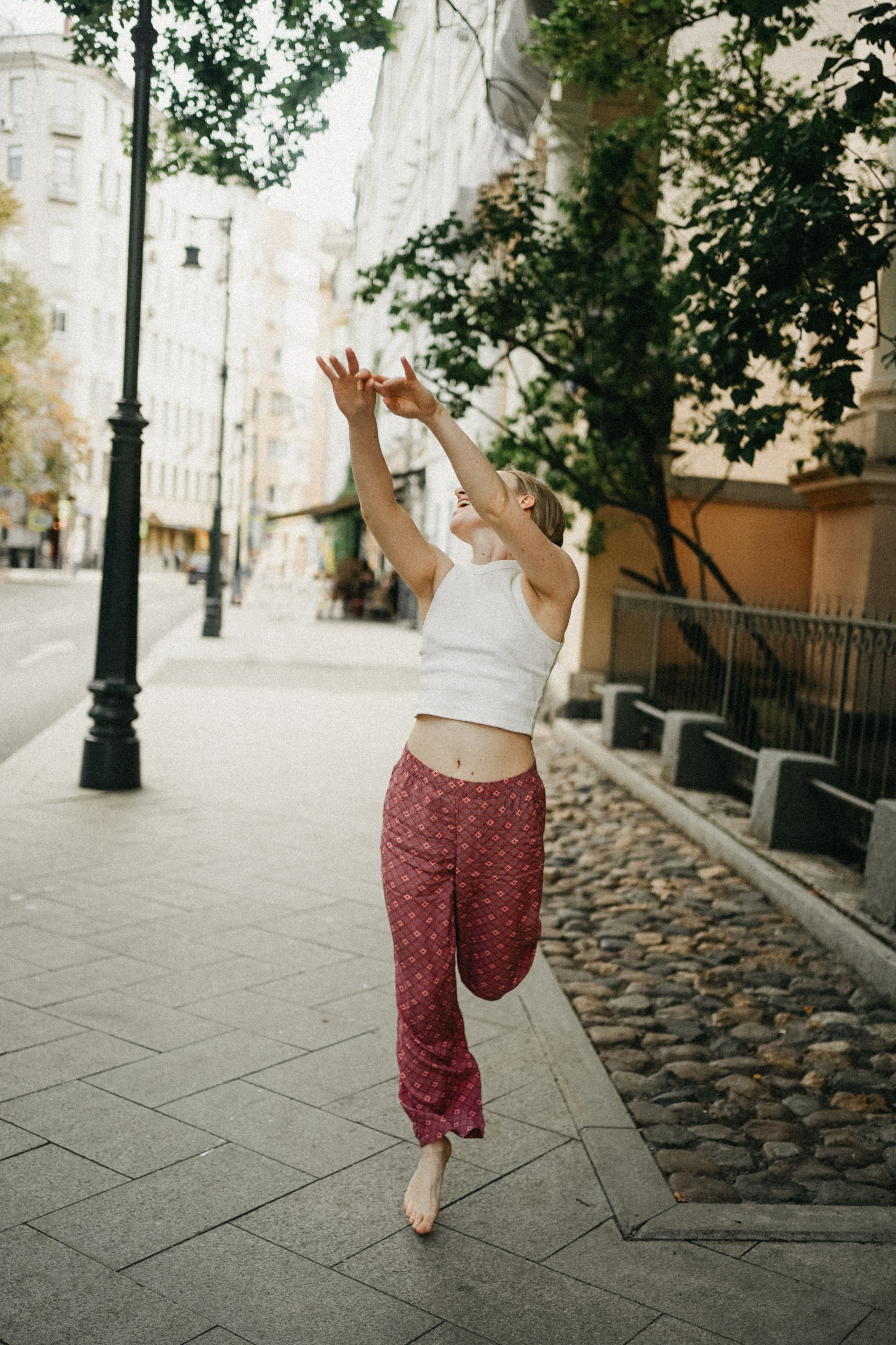 Девушка по городу шагает босиком. Фотограф Наталья Колганова