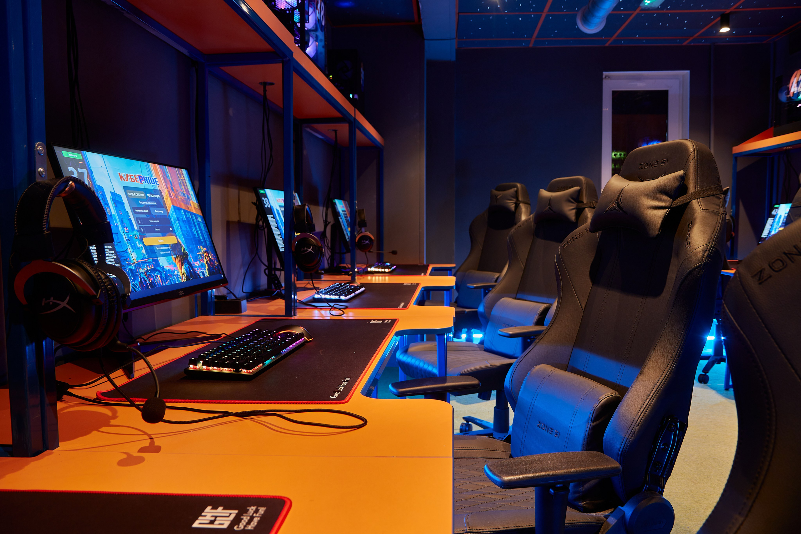 Фотосъёмка компьютерного клуба. Предметный и репортажный фотограф Алексей Кротов