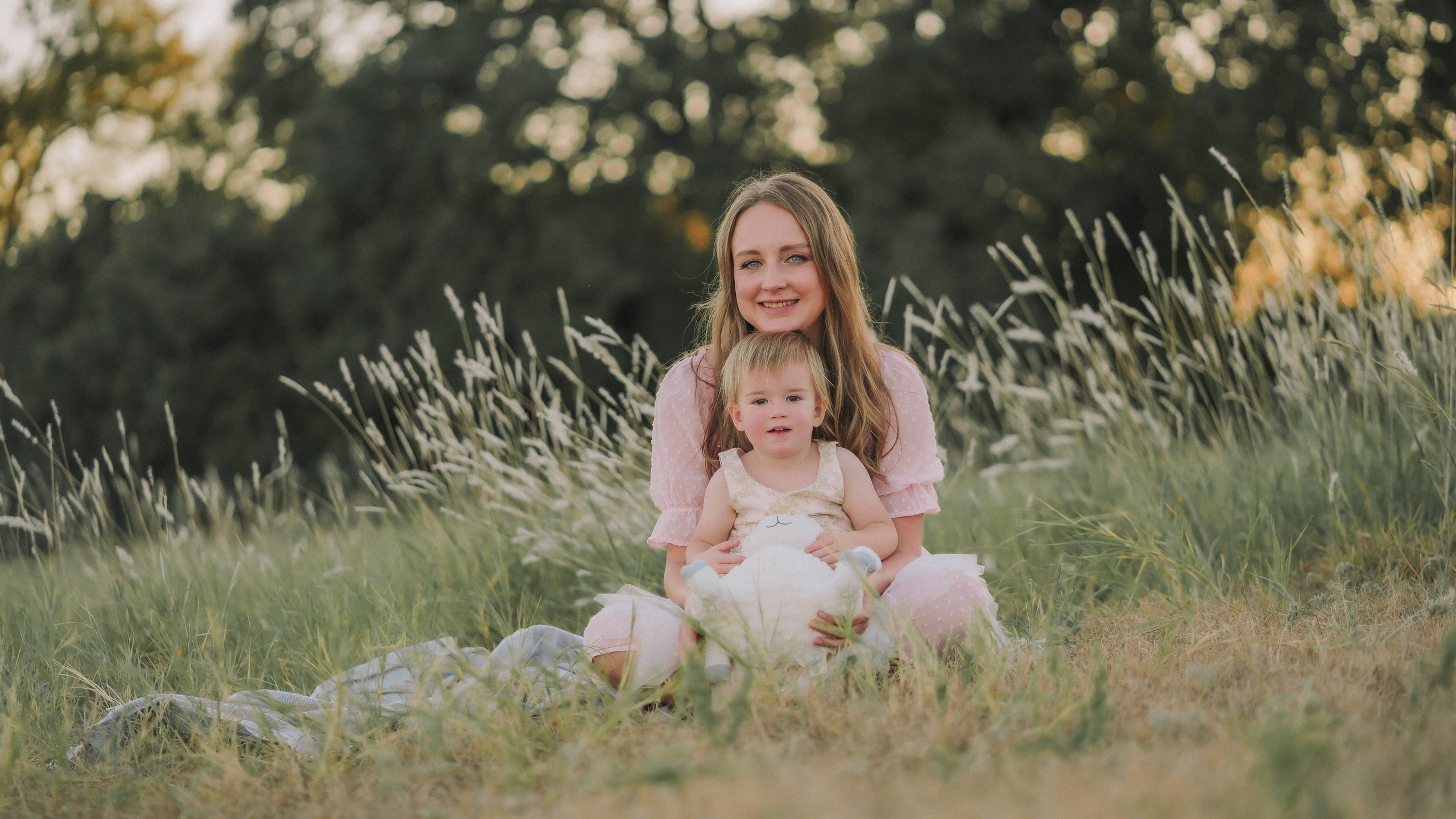 Family snuggles & smiles — cozy family photos