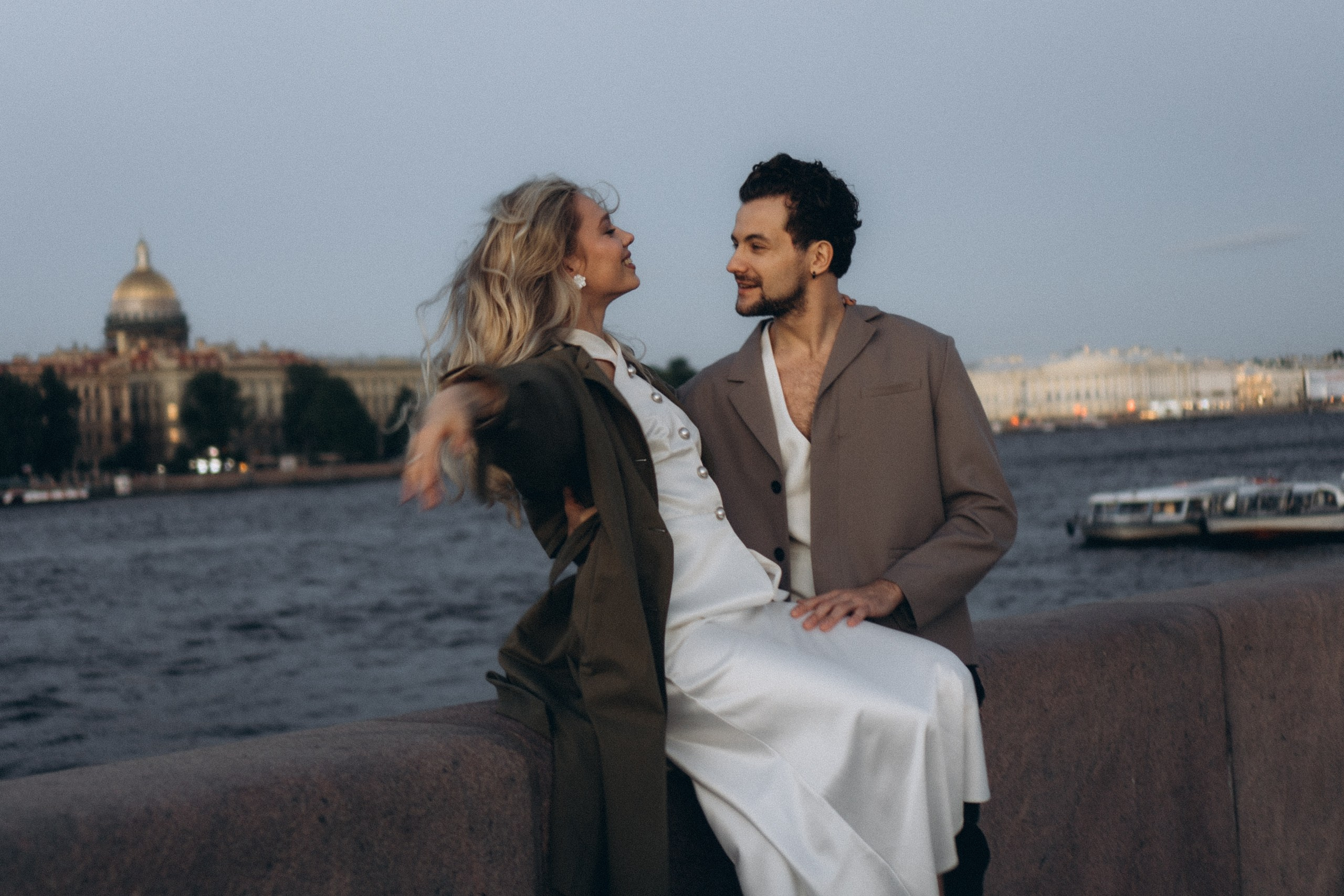 СВАДЕБНАЯ СЬЕМКА ПАРЫ НА РАССВЕТЕ В БЕЛЫЕ НОЧИ И ПРОГУЛКА С РАЗВОДНЫМИ МОСТАМИ И ПИКНИК ВОЗЛЕ ИСАКИЕВСКОГО СОБОРА. Профессиональный фотограф, Санкт-Петербург — Виктория Богомолова
