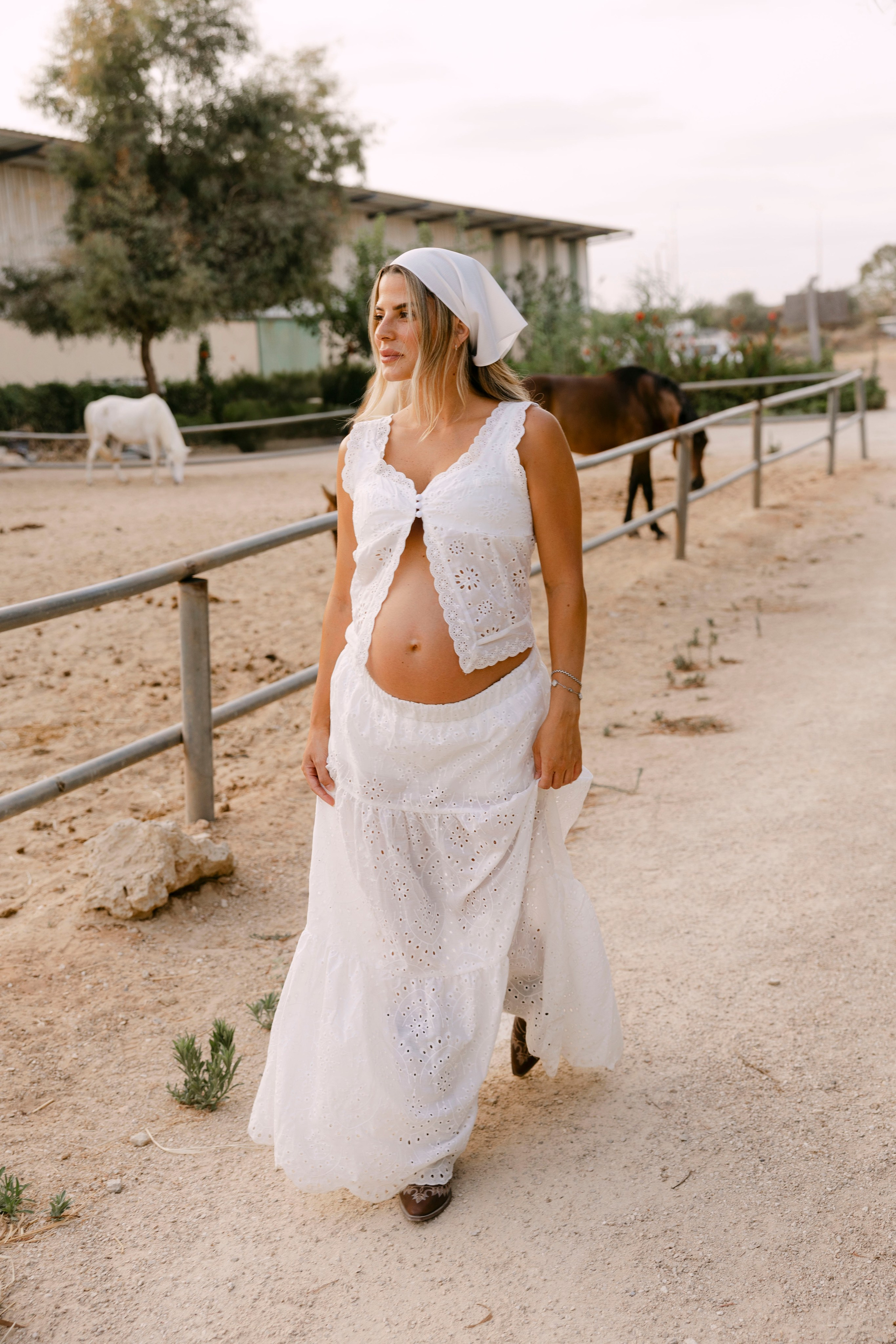 Pregnancy photoshoot at the horse farm. Главная