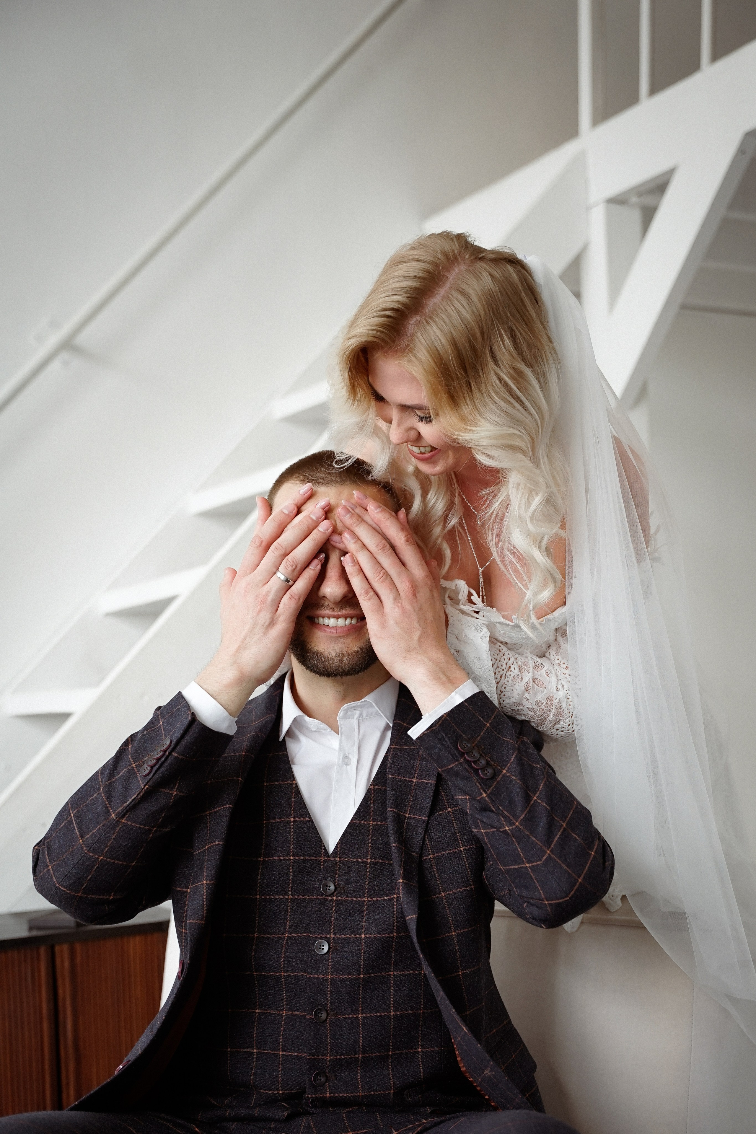 Свадебная фотосессия в студии с темным полом