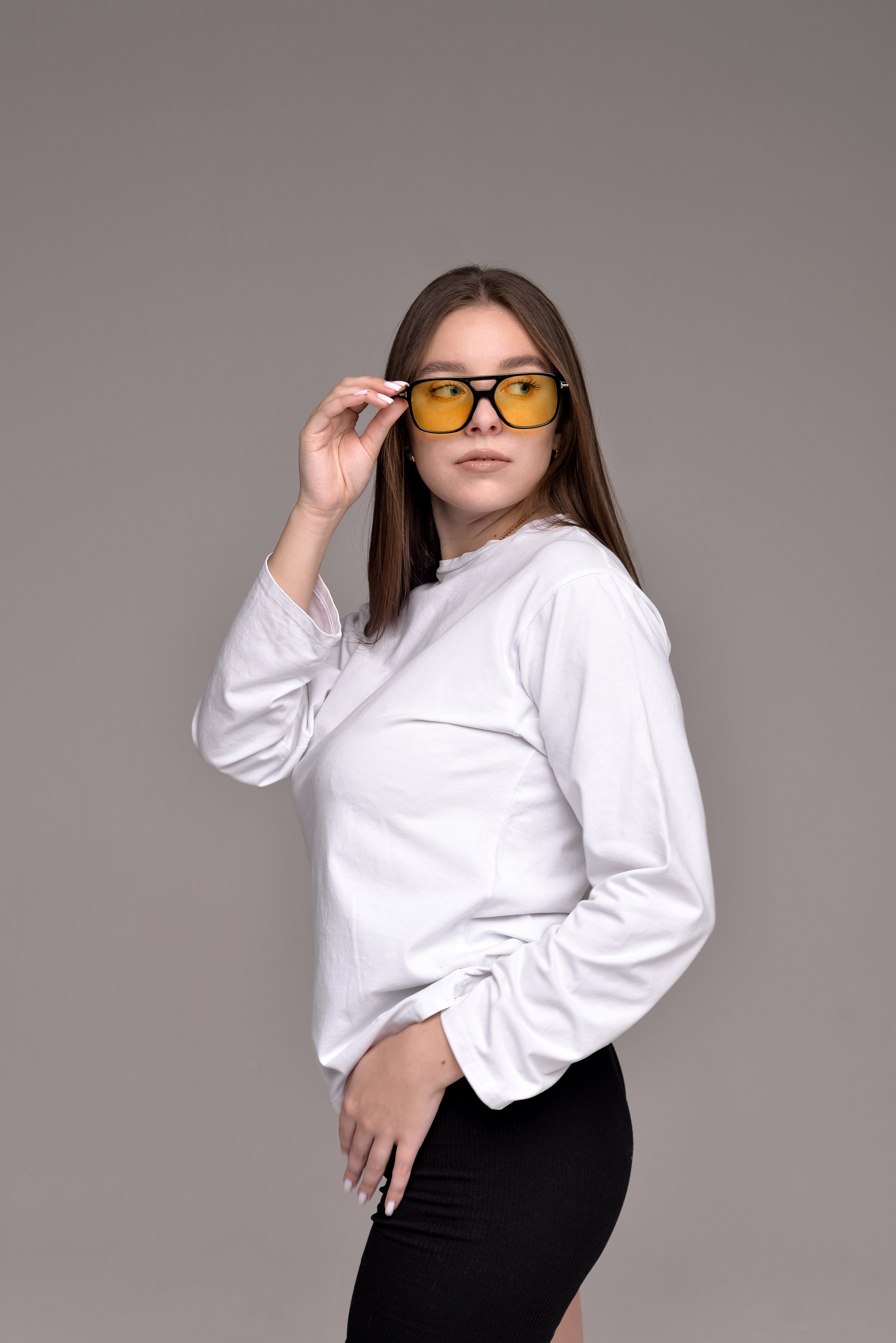 2 подруги на циклораме, Алина и Катя. Семейный и свадебный фотограф Галина Абакумова, фотосессии в Белгороде