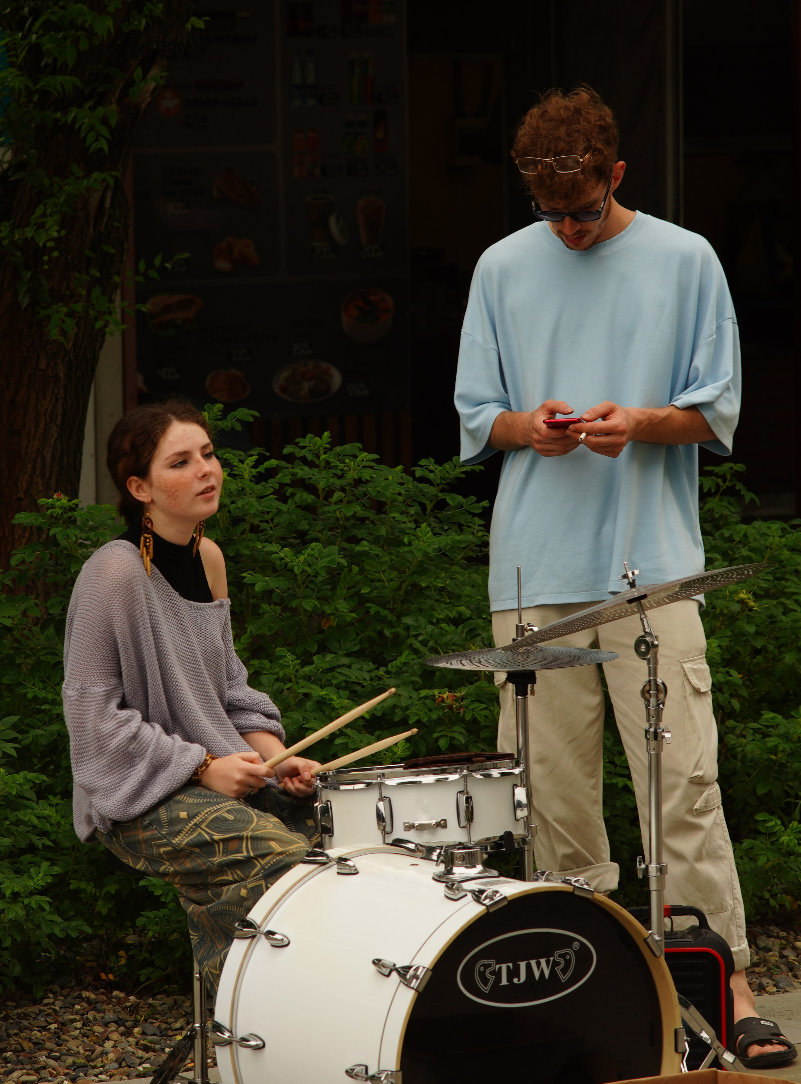 парень и девушка барабанщики