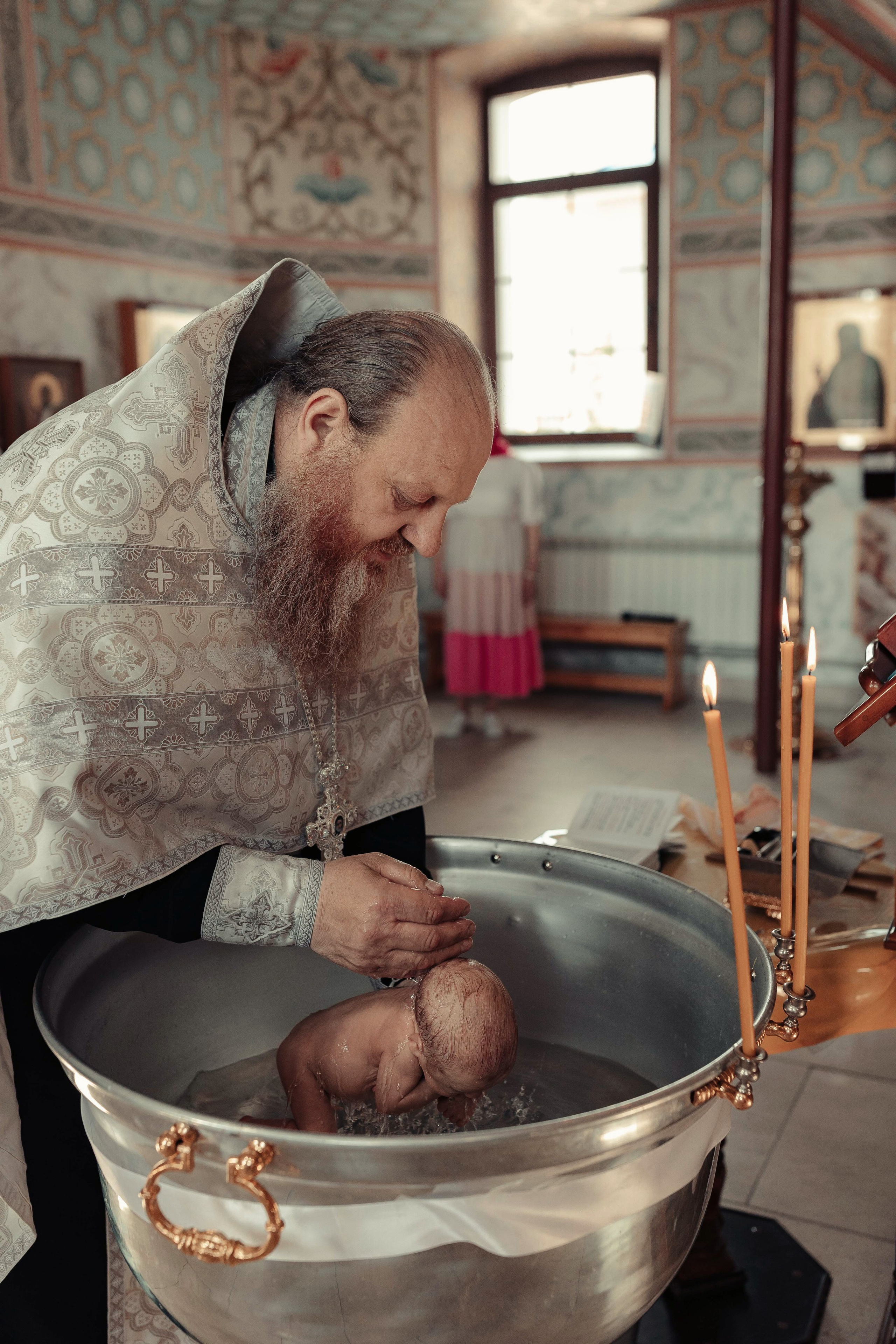 Фото съемка таинства крещения в храме Нижнего Новгорода. Алексей Шаров — свадебный и репортажный фотограф в Нижнем Новгороде
