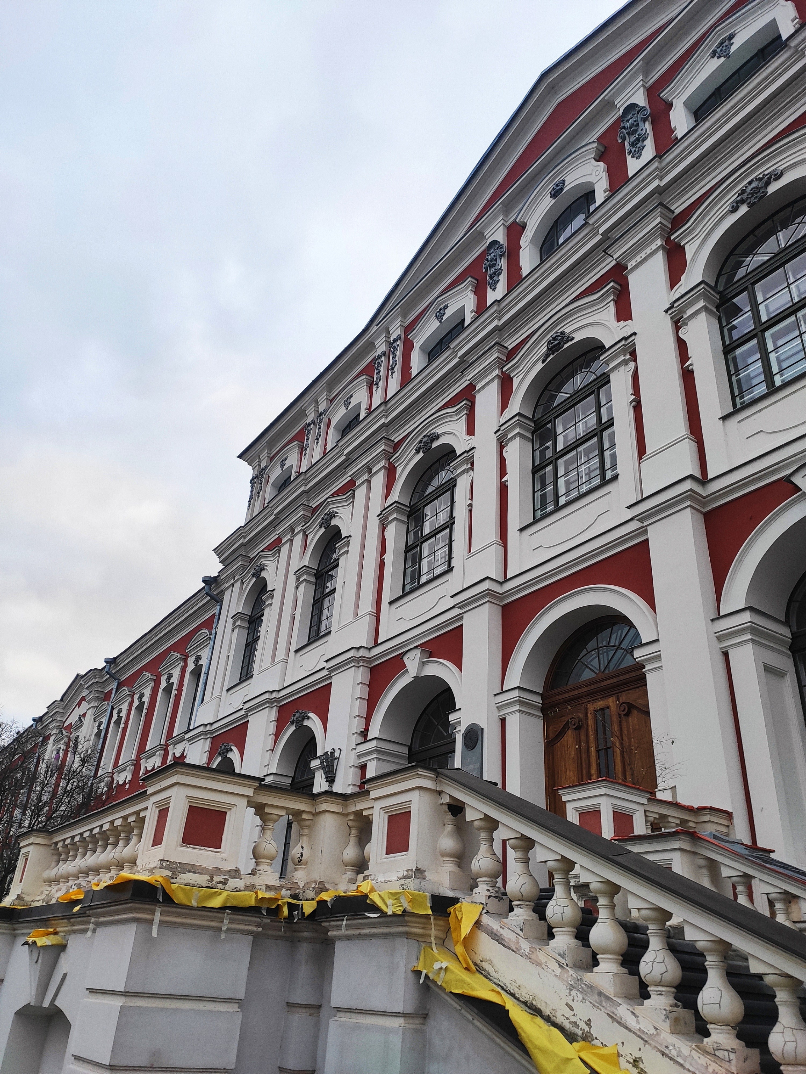 Митавский дворец - самый большой барочный дворец в Прибалтике. Построен был по проекту архитектора Бартоломео Растрелли. Здание напоминает дворцы Санкт-Петербурга