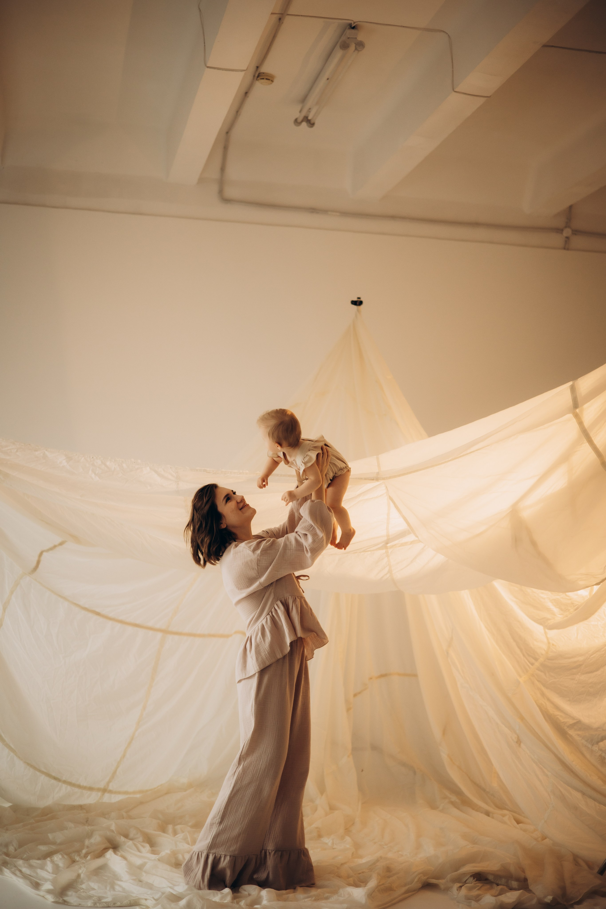 Фотосессия в тканях: мама и малышка. Семейный фотограф Москва Юлиана Фетисова