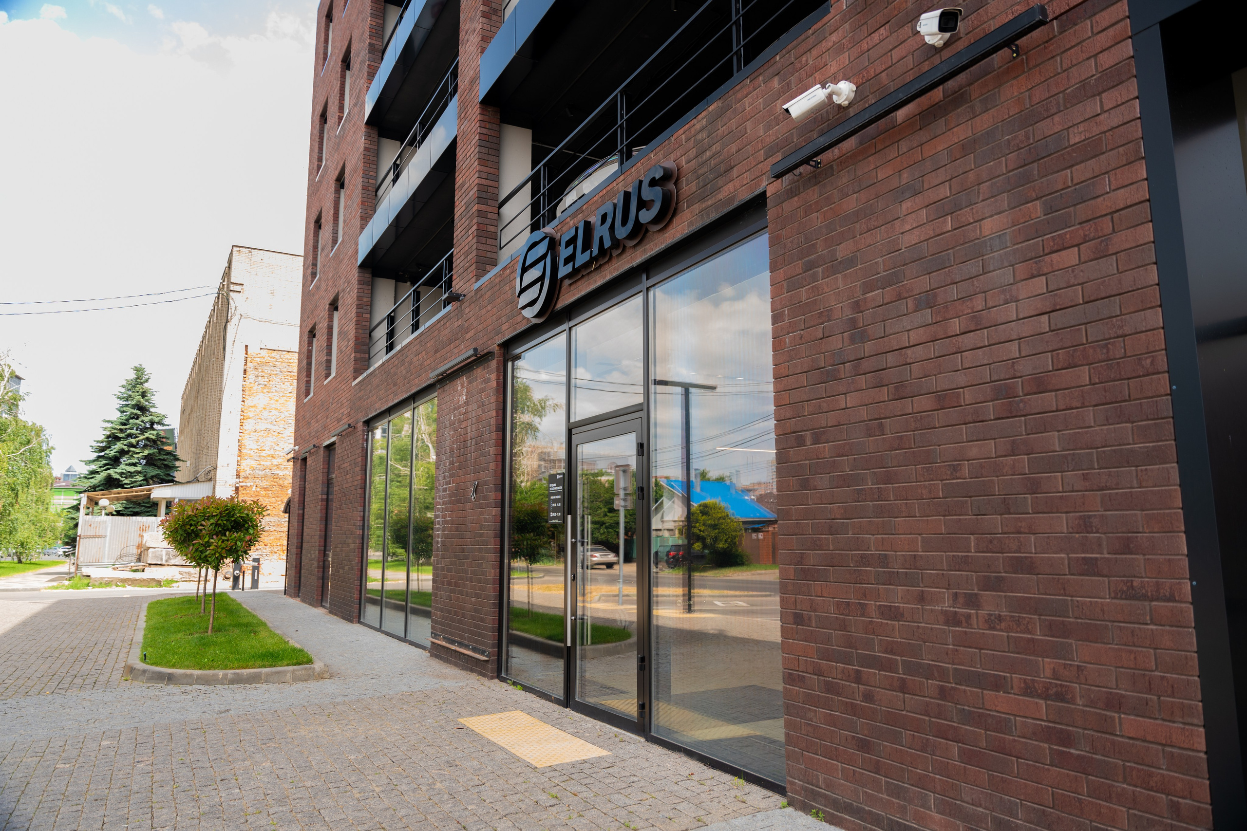 Интерьерная фотосъемка автосалона Elrus в Краснодаре. Zeekr, LiXiang Профессиональная фотосъемка интерьера премиум-автосалона в Краснодаре. Шедевры для Вас! Фотограф и Видеограф в Краснодаре Пахиев Руслан