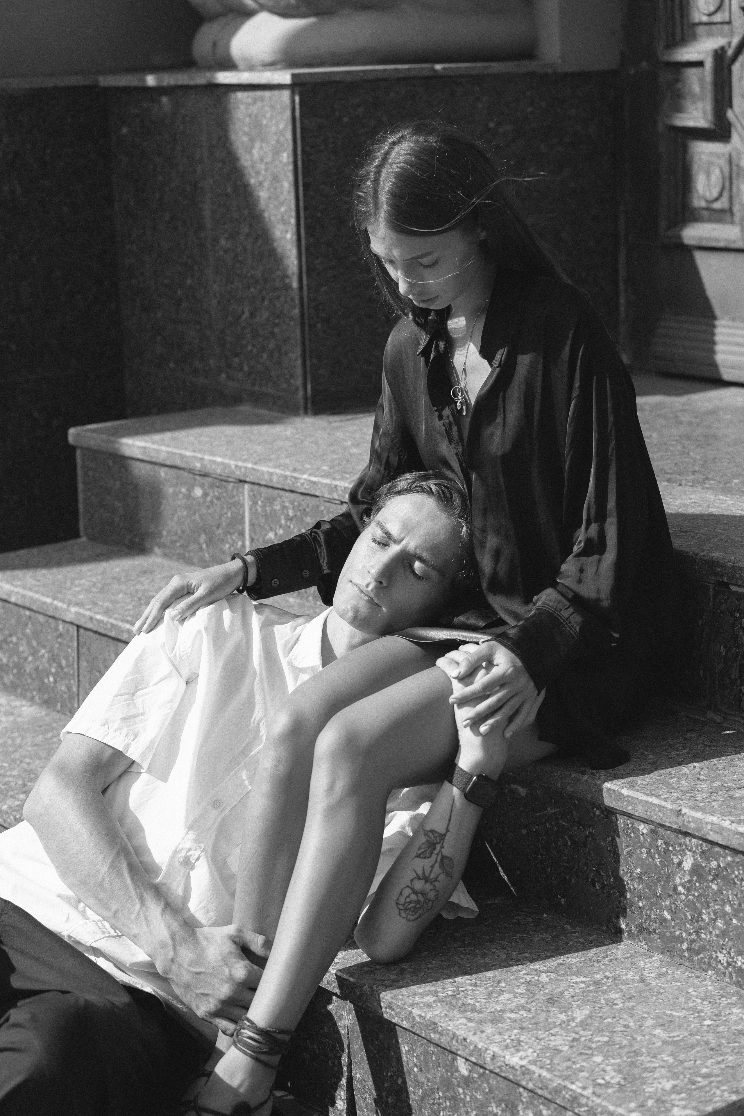 Эмоциональный чёрно-белый кадр влюблённых — фотосессия в Москве.