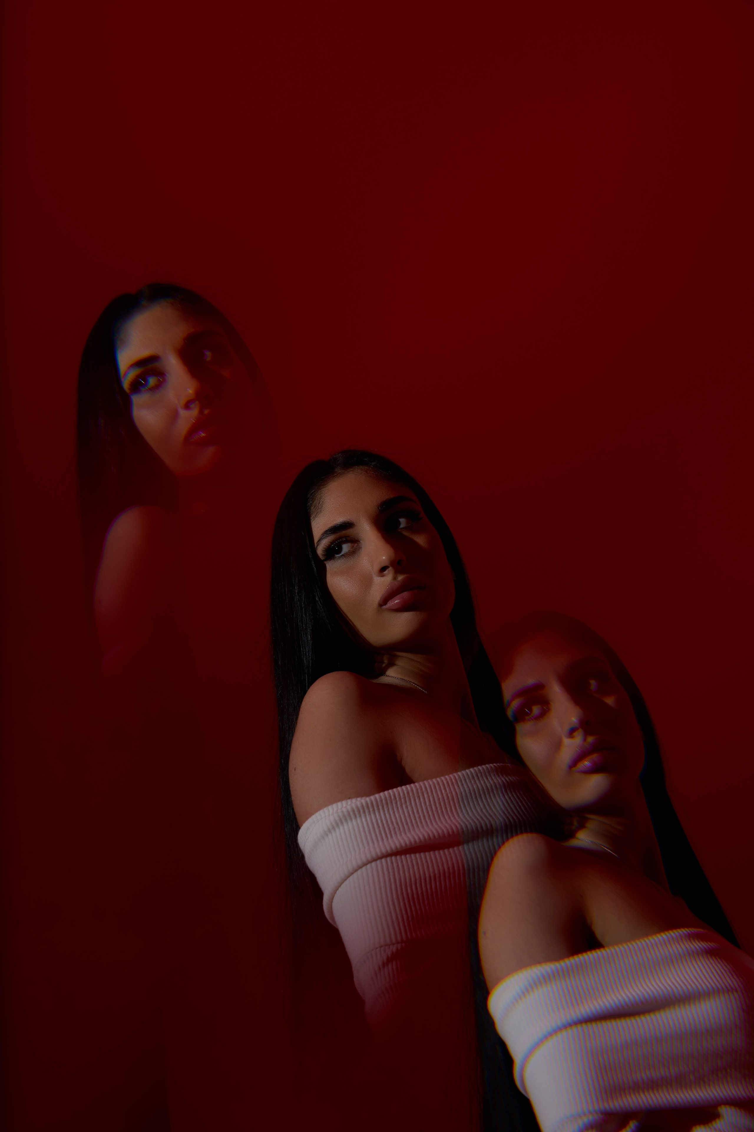 Fashion-фотосессия в Москве: размытие и многократный образ девушки на красном фоне, визуальный эксперимент