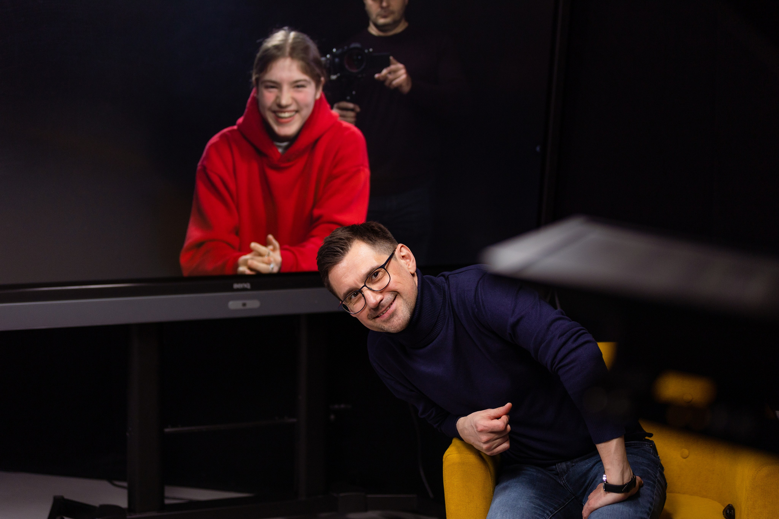 Иван Князев смотрит как работает студент на мастер-классе