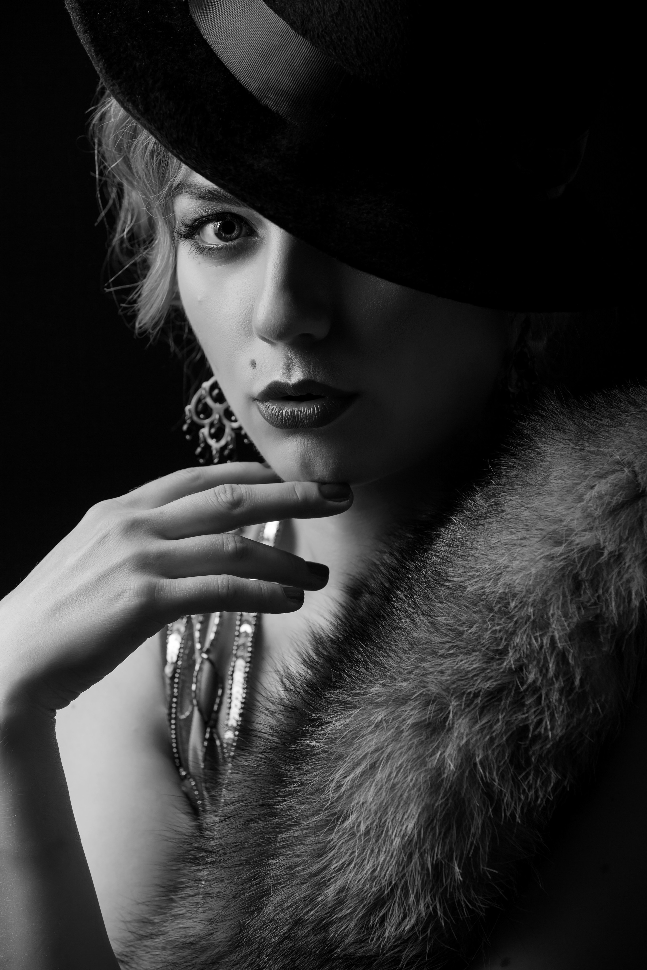 Классический женский портрет в чёрной шляпе и мехах