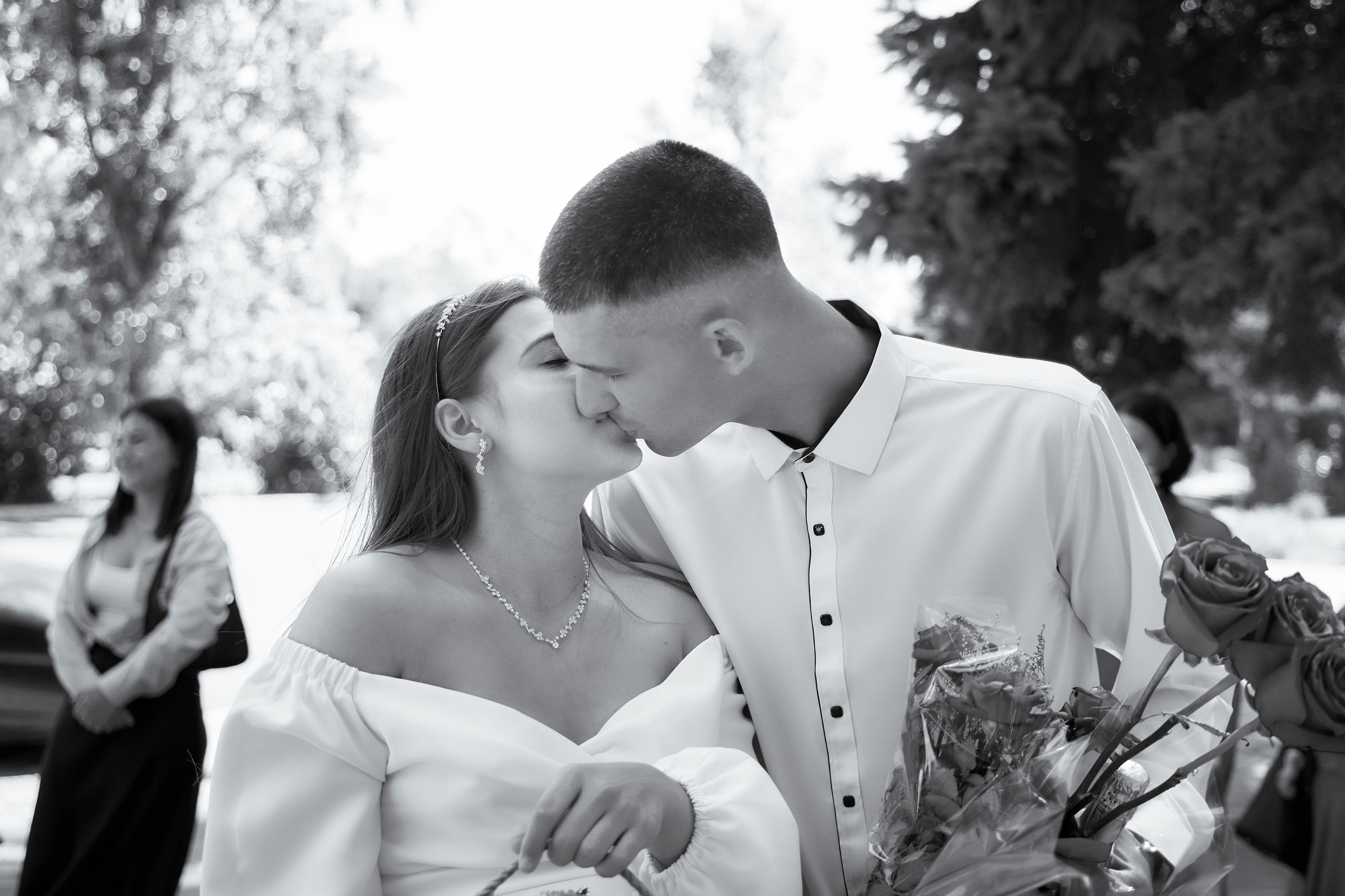 Фотосъемка в ЗАГСе, прогулка молодых, банкет