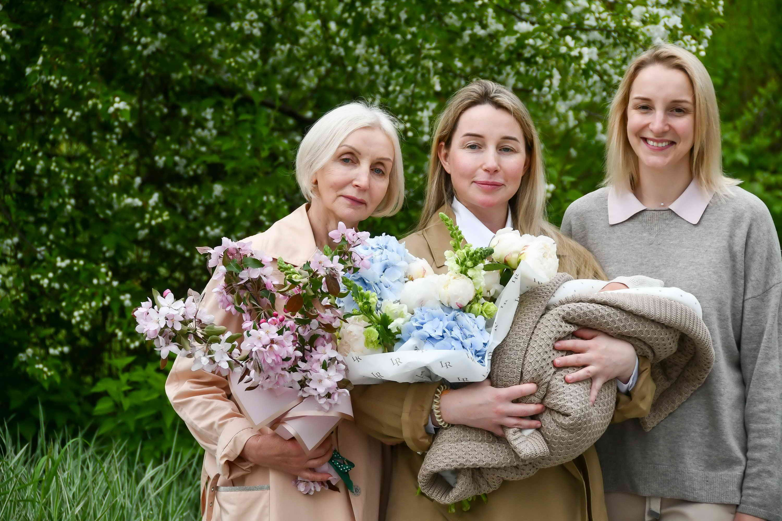 Выписка из роддома. Гуляния. Репортажный и детский фотограф в Новосибирске