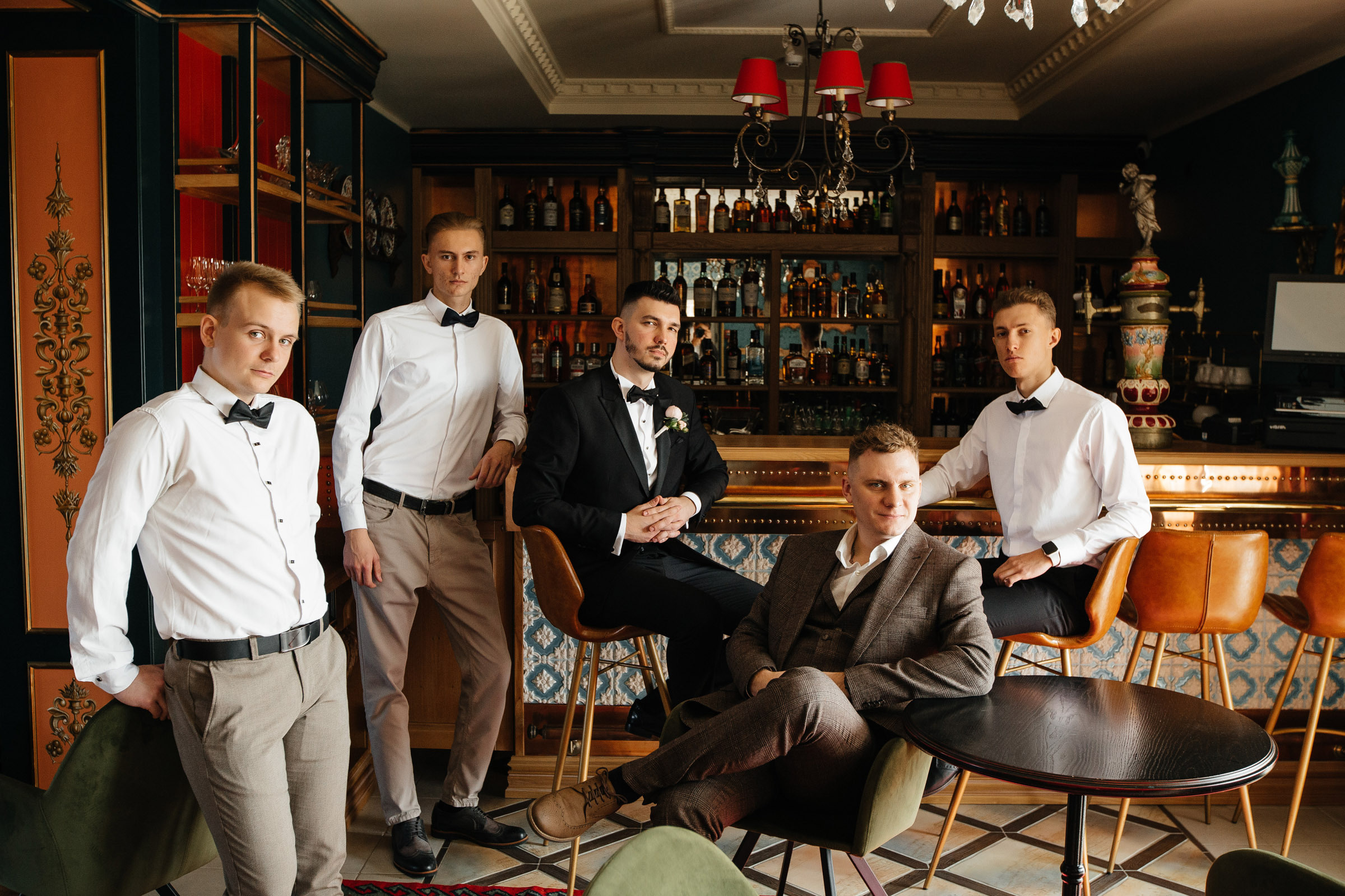 жених с друзьями  фотографируется в баре