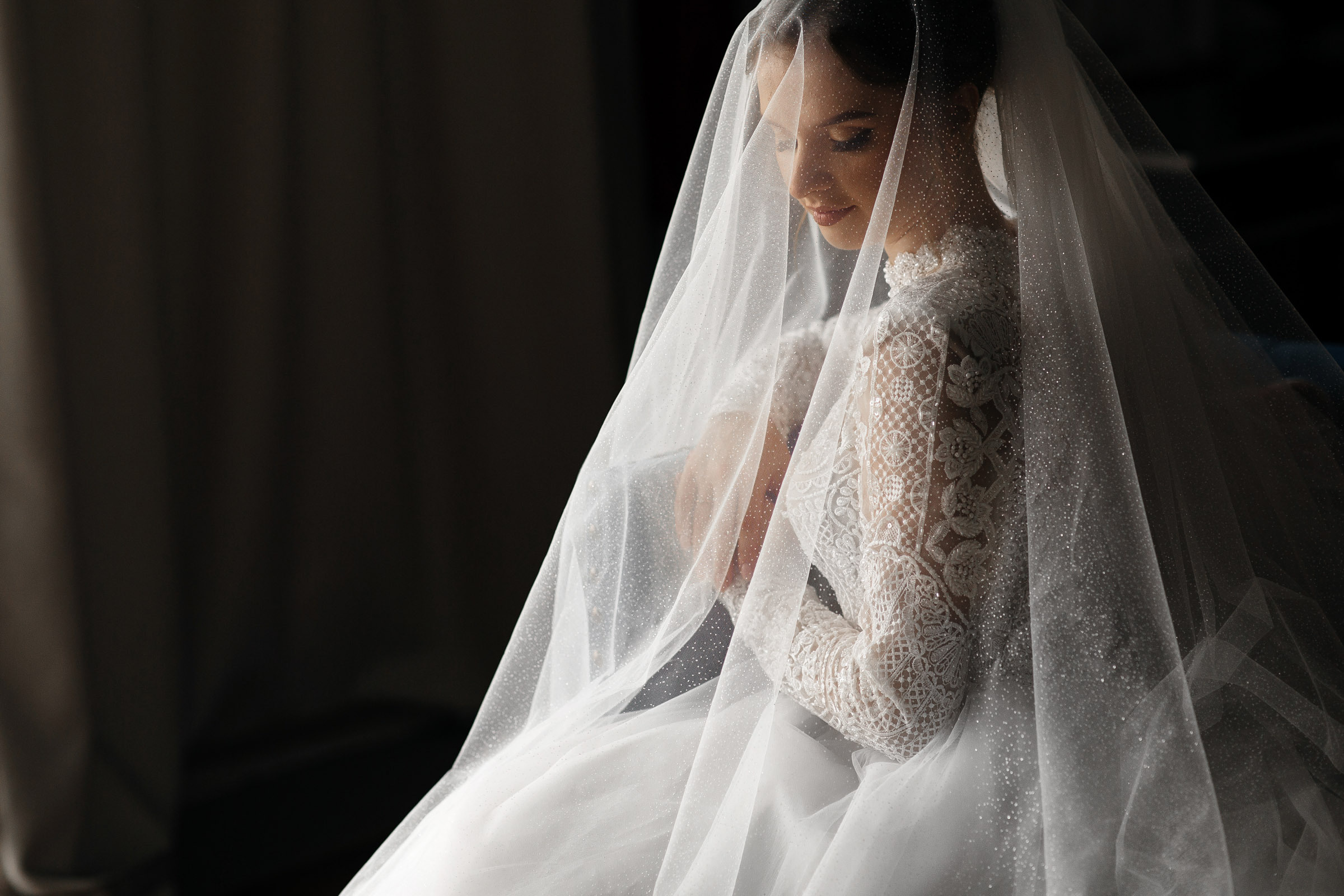 потрет невесты в роскошном номере отеля Романов