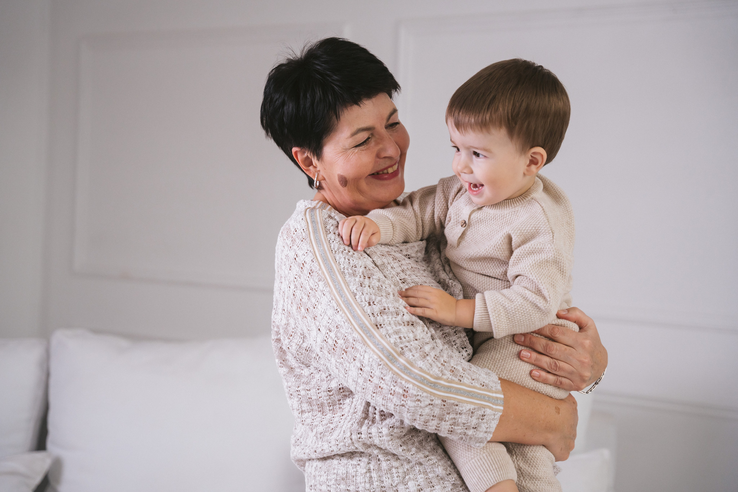 Счастливая бабушка и ее внуки. Портретный и семейный фотограф в Перми Мила Ульянова