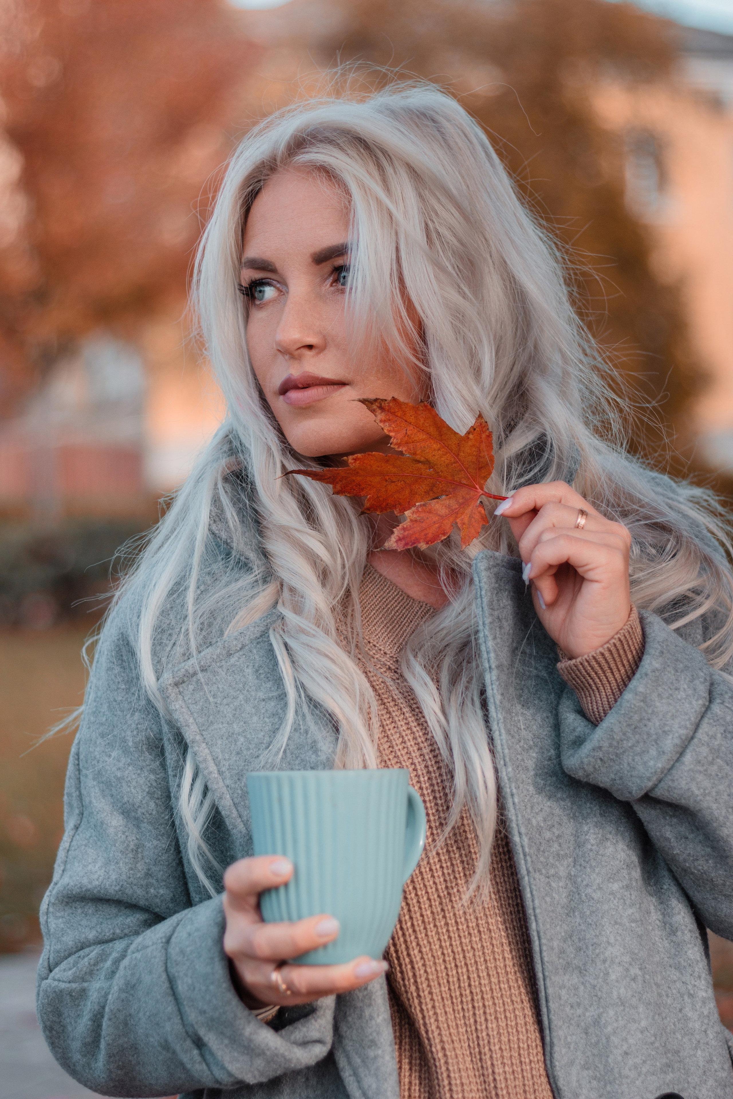 осенний портрет с кружкой
