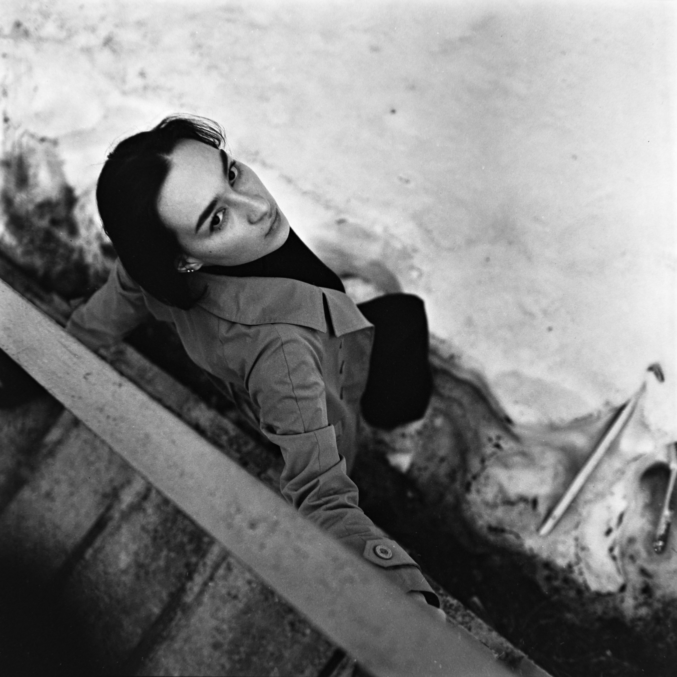 Портретная съемка в индустриальной части города на черно-белую пленку