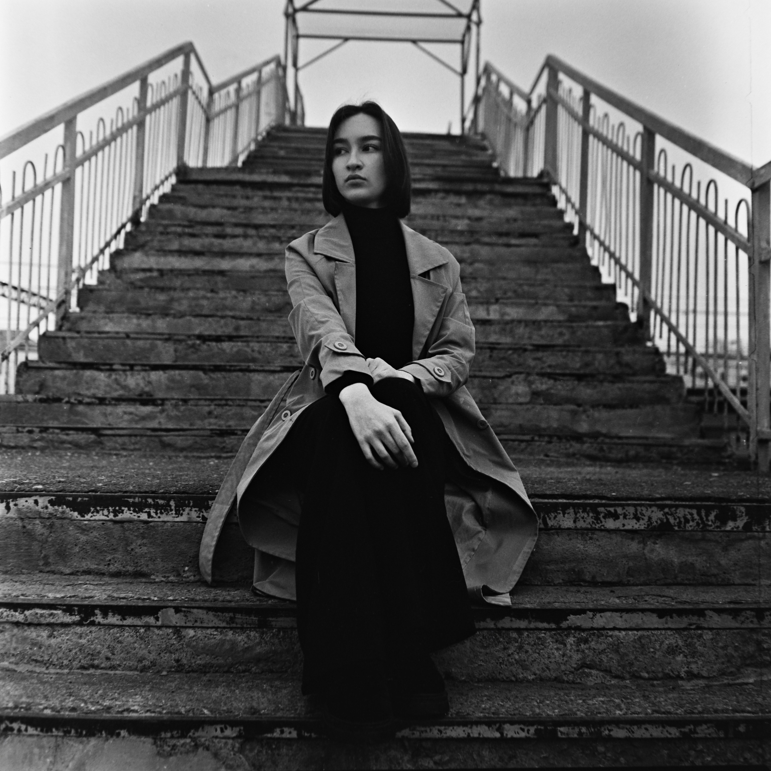 Портретная съемка в индустриальной части города на черно-белую пленку