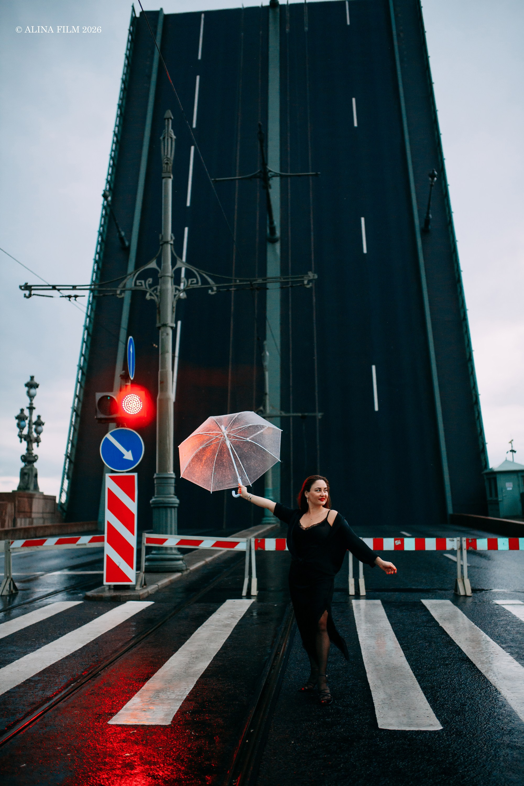 Фотосессия в дождь на разведенных мостах. Фотограф в Санкт-Петербурге Alina Film