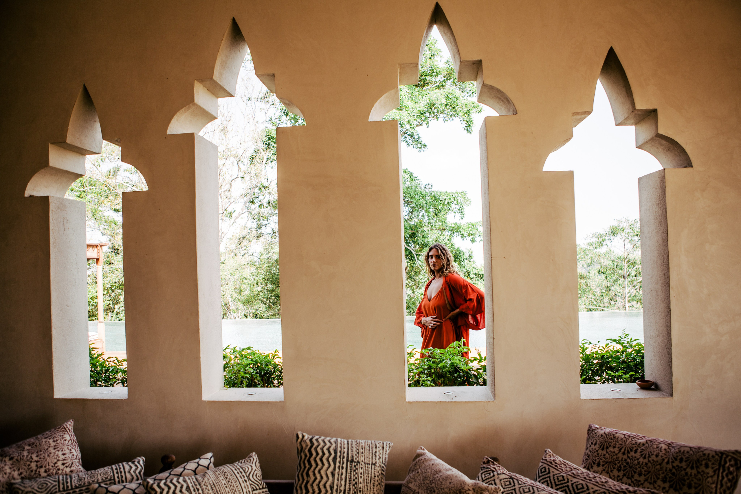 Девушка в красном платье в отеле Malabar Hill — Роскошная портретная съемка | Шри-Ланка. Фотограф на Шри-Ланке