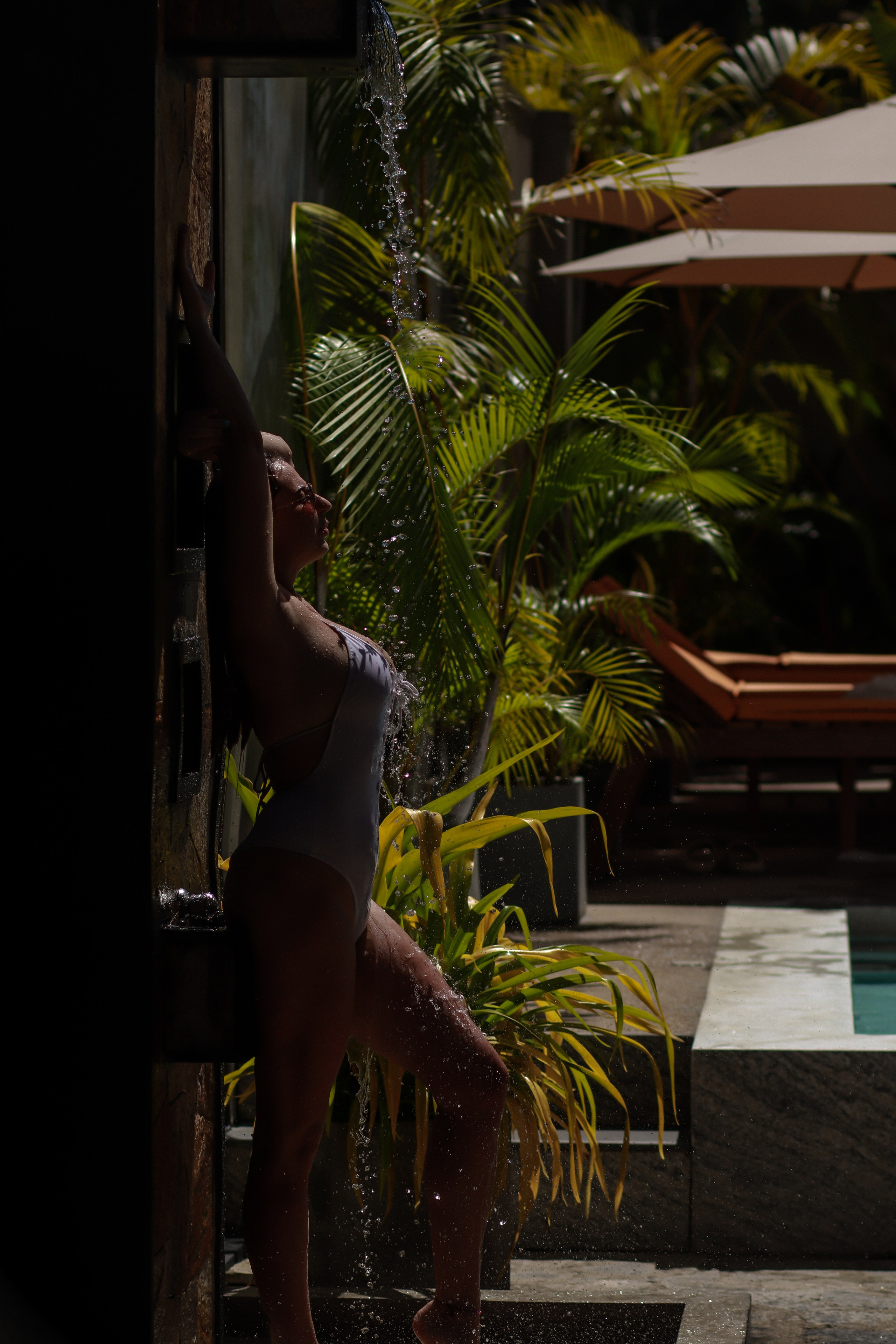 Эстетичная фотосессия на вилле у бассейна | Девушка в тропическом раю. Фотограф на Шри-Ланке