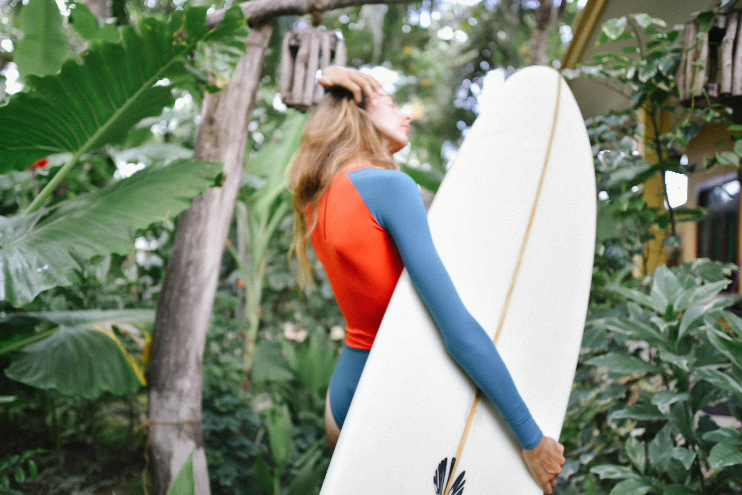 Съемка серфинга с воды в Аругам Бэй | Девушка на волнах восточного побережья. Фотограф на Шри-Ланке