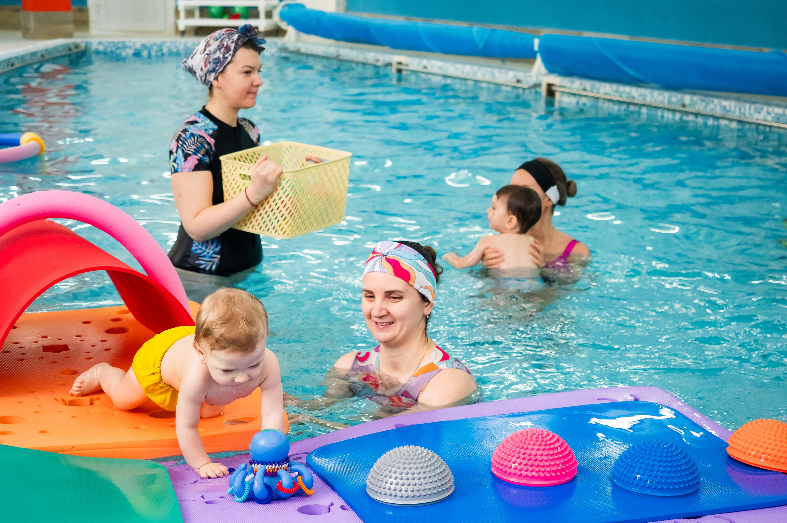 Грудничковое плавание. Репортажный, семейный и детский фотограф в Пензе и Заречном Арина Ермилова. Картины барельеф на заказ