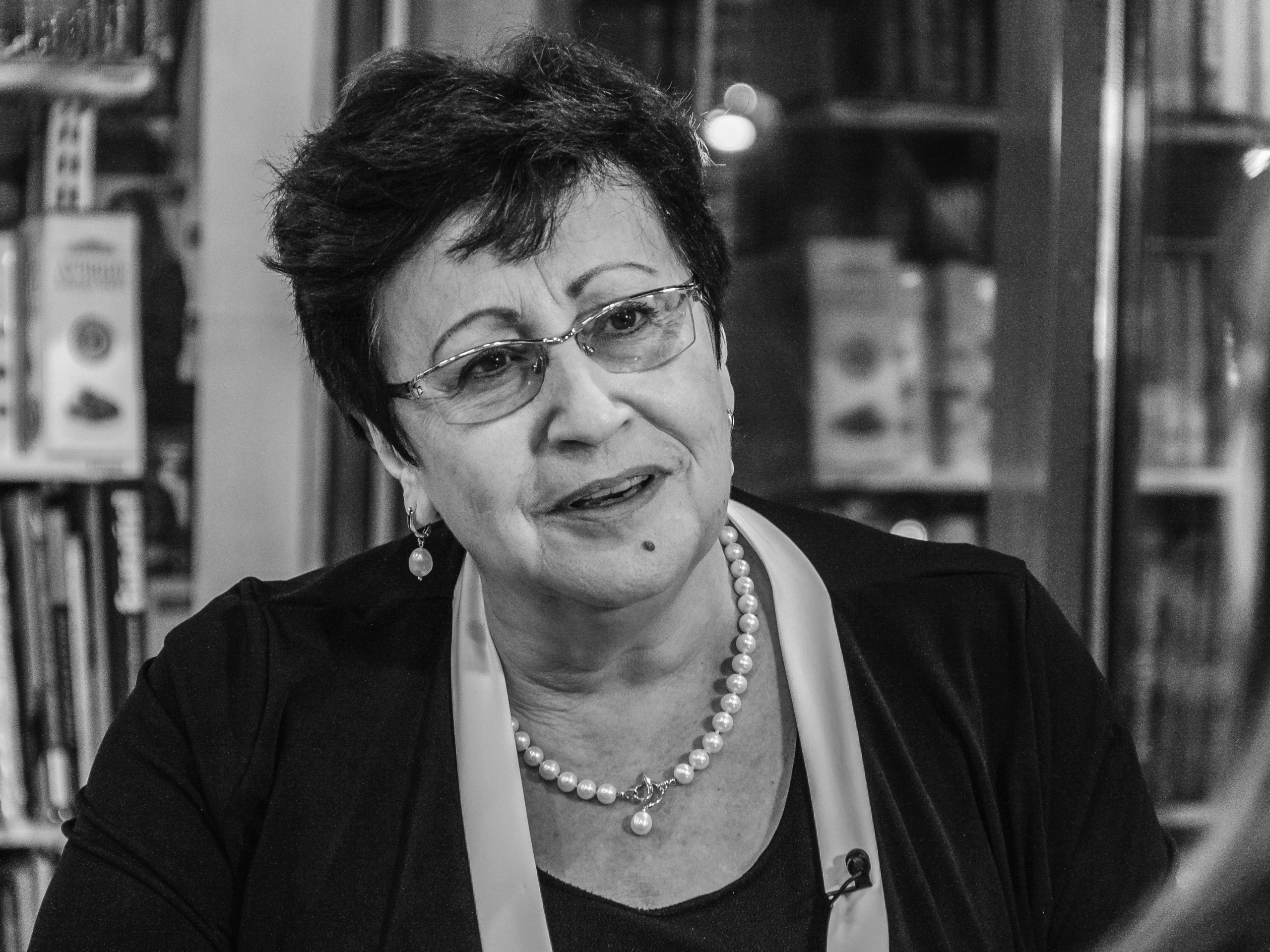 Вчера (19.09.2020) Дина Рубина — кумир миллионов читателей, признанный мастер слова и сюжета, живой классик современной литературы, несравненная и удивительная женщина, писатель, драматург — отмечала свой день рождения. Дине Ильиничне исполнилось 67 лет. Пожелаем ей здоровья. А фото сделано в Буквоеде 22 ноября 2019 года