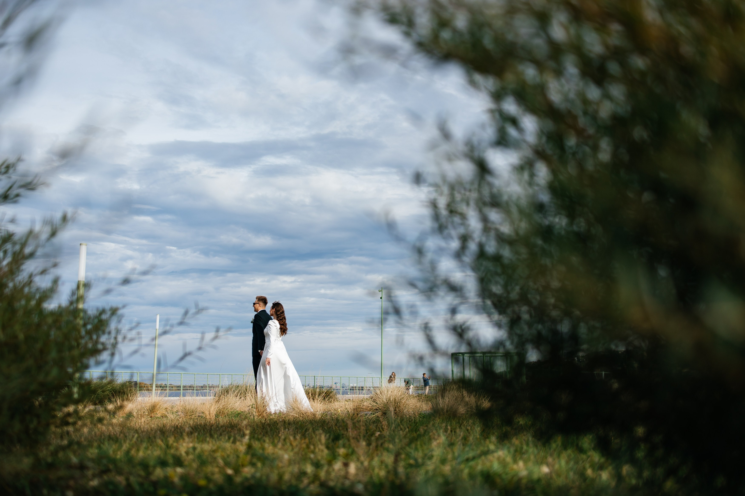 Красивая прогулка жениха с невестой в Нижнем Новгороде