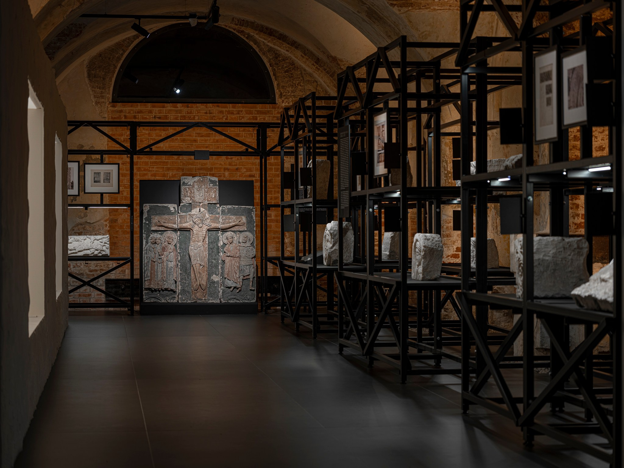 Выставочный проект «Белый Храм. История Георгиевского собора „и созда ю чюдну, резным каменем“». Фотограф Василий Буланов