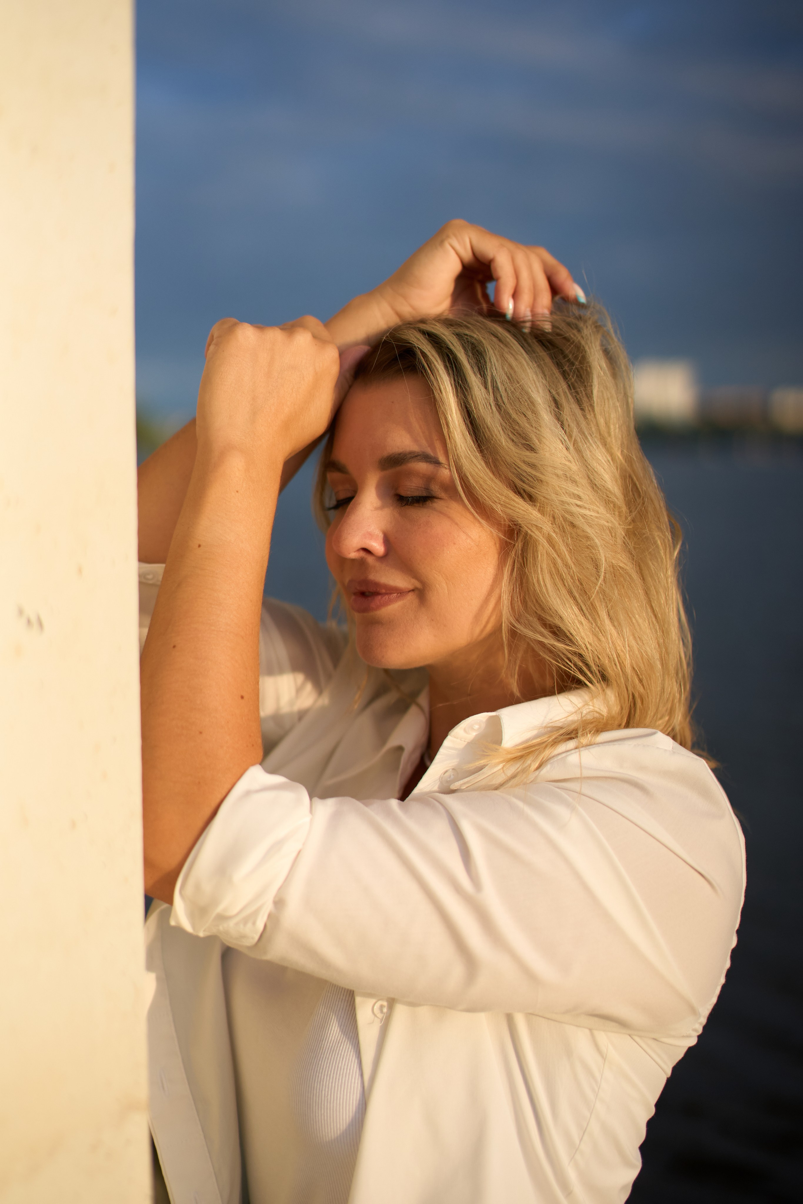 Фотосессия на закате под бугринским мостом. Репортажный и женский фотограф в Новосибирске