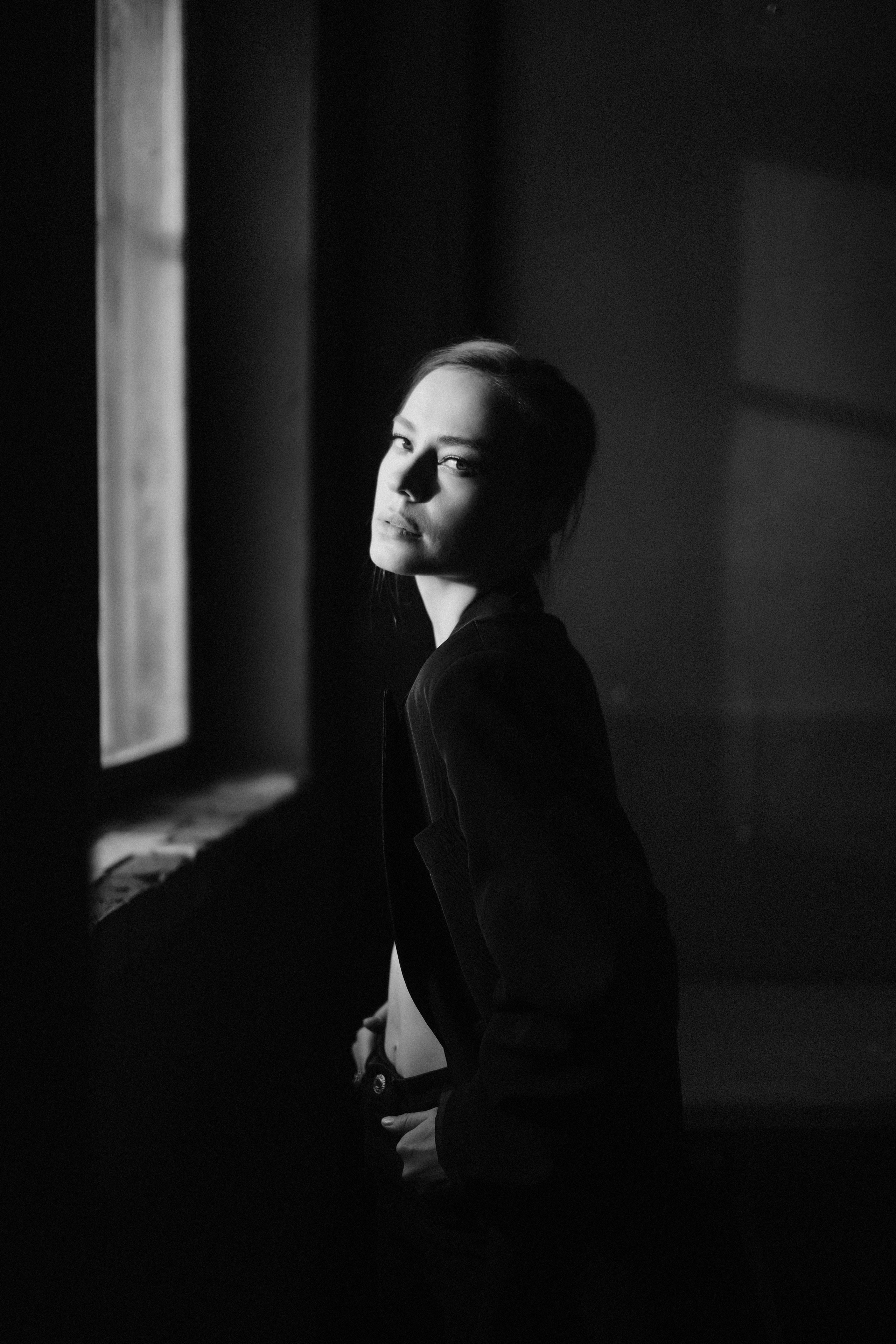 Черно-белая фотосессия в темной студии для Леры. Репортажный и женский фотограф в Новосибирске