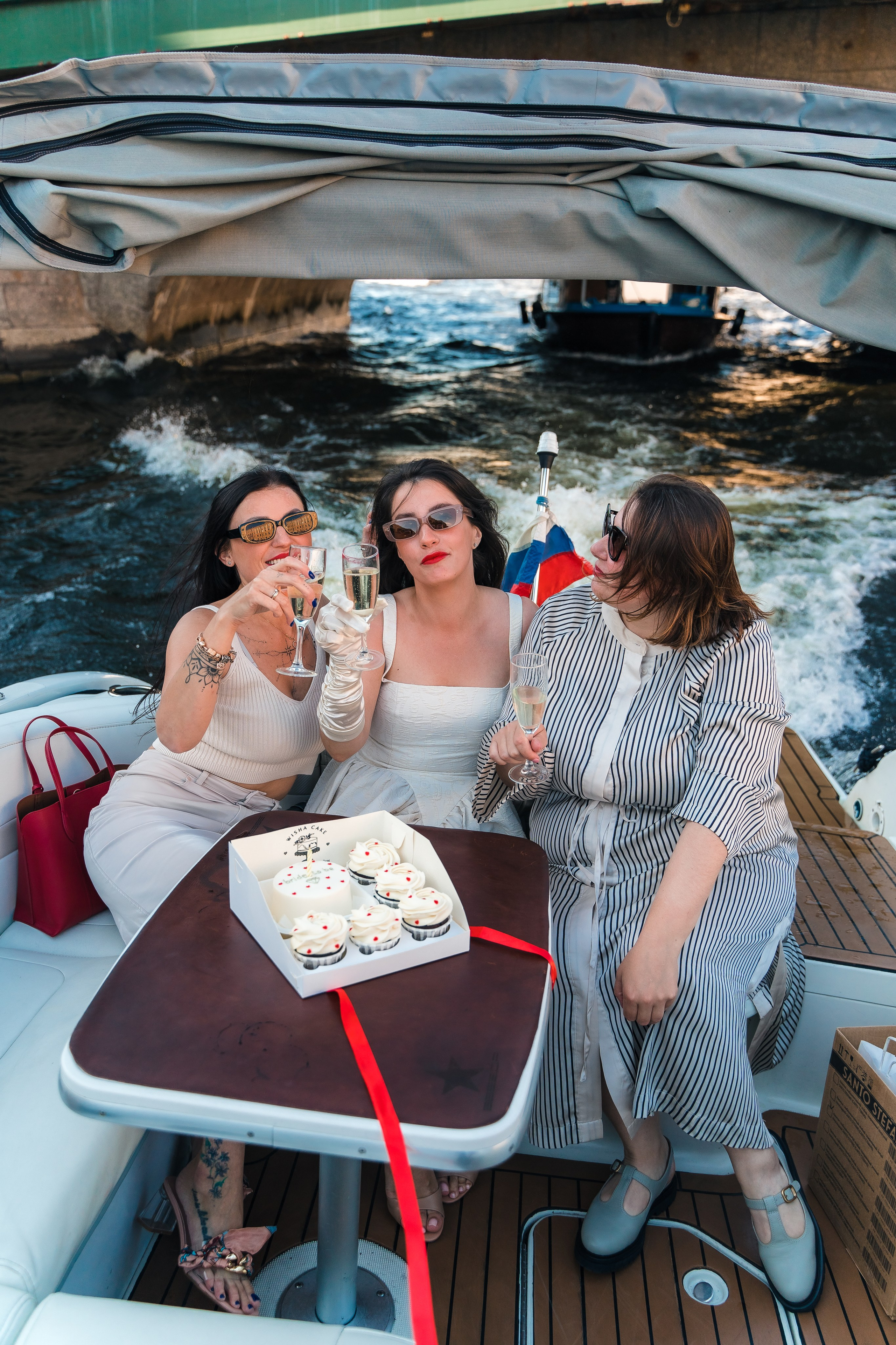 Фотосъемка девичника, встреча девушек, веселые женские портреты