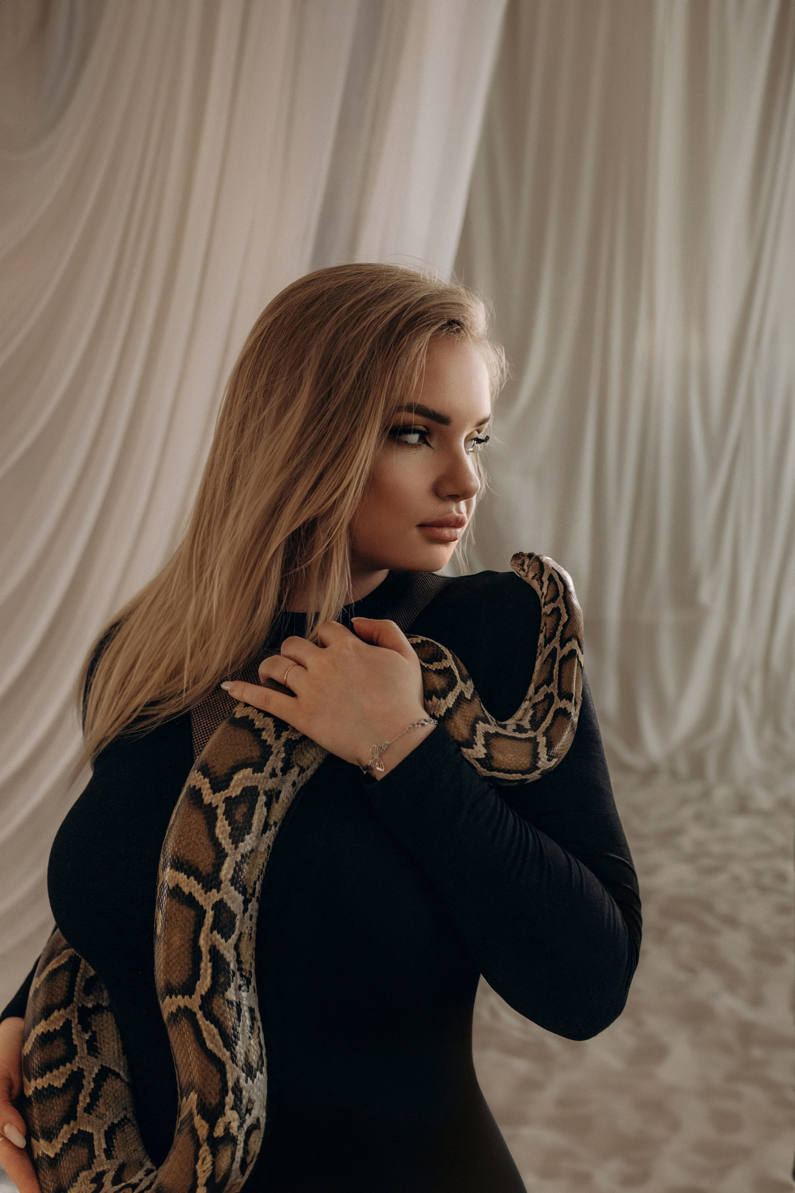 Даша. Змея. Фотограф Ксения Железникова