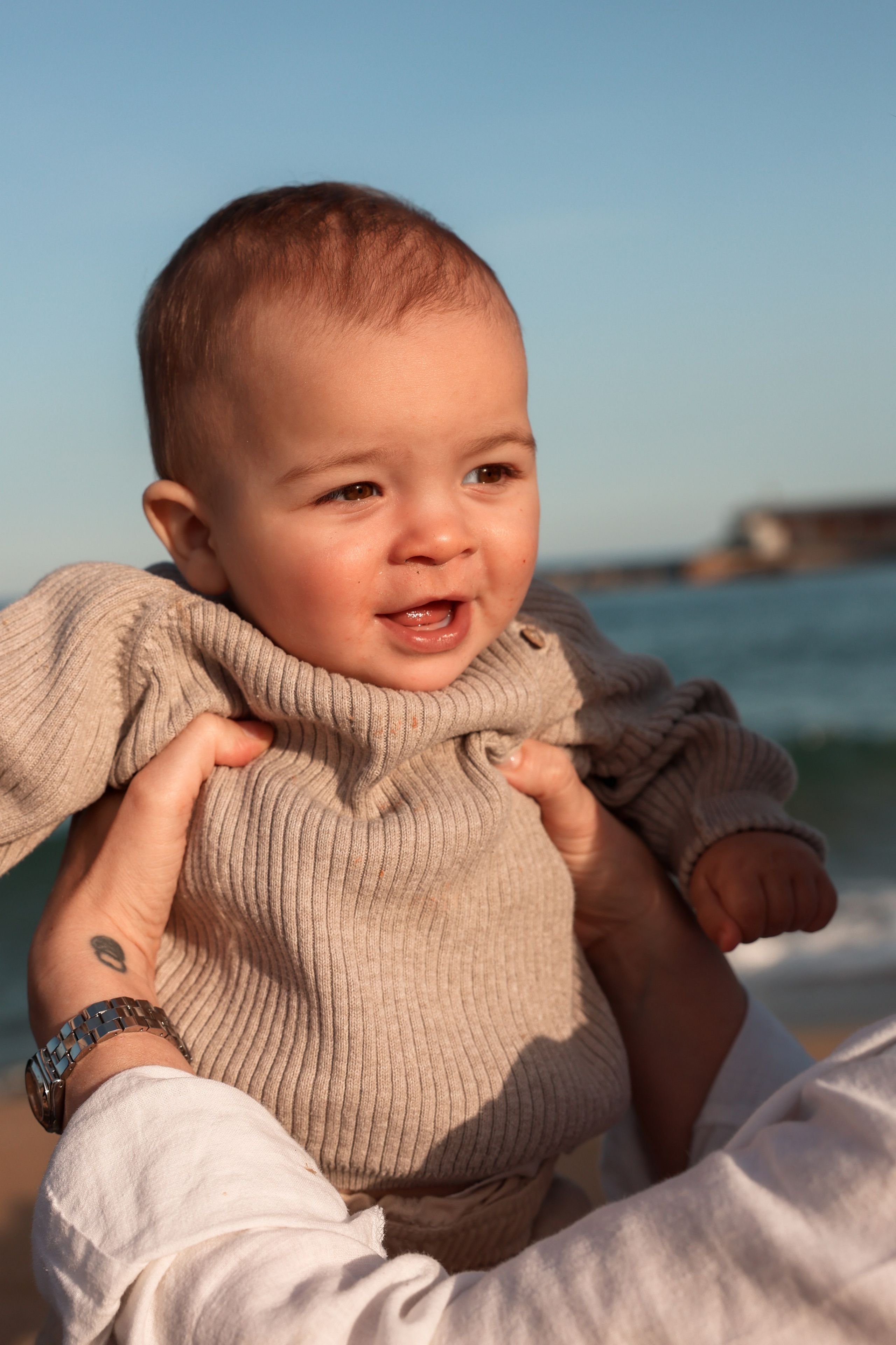 Family pizza at the sea. Natalia Zhuravleva|family, newborn, maternity photographer in Barcelona
