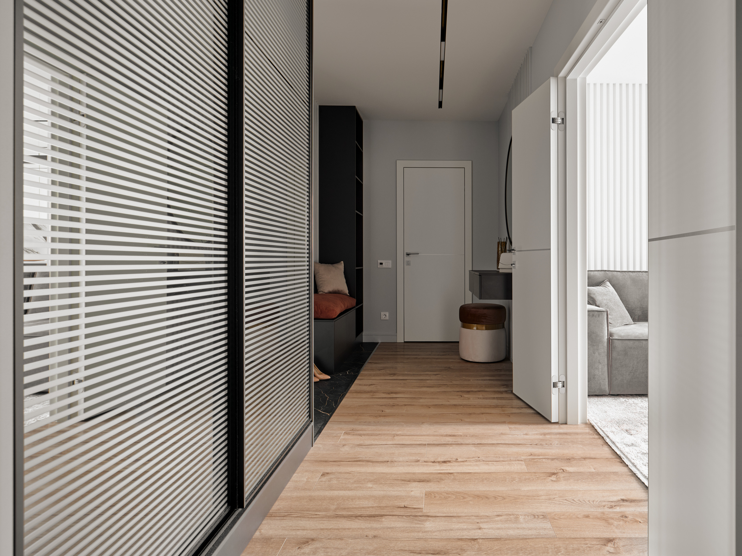 Коридор в современном стиле с встроенными шкафами и раздвижными дверями с полосатым матовым стеклом, интерьер Екатерины Мищенко, фото Сергей Денисенко, минималистичная эстетика и рациональная планировка квартиры.