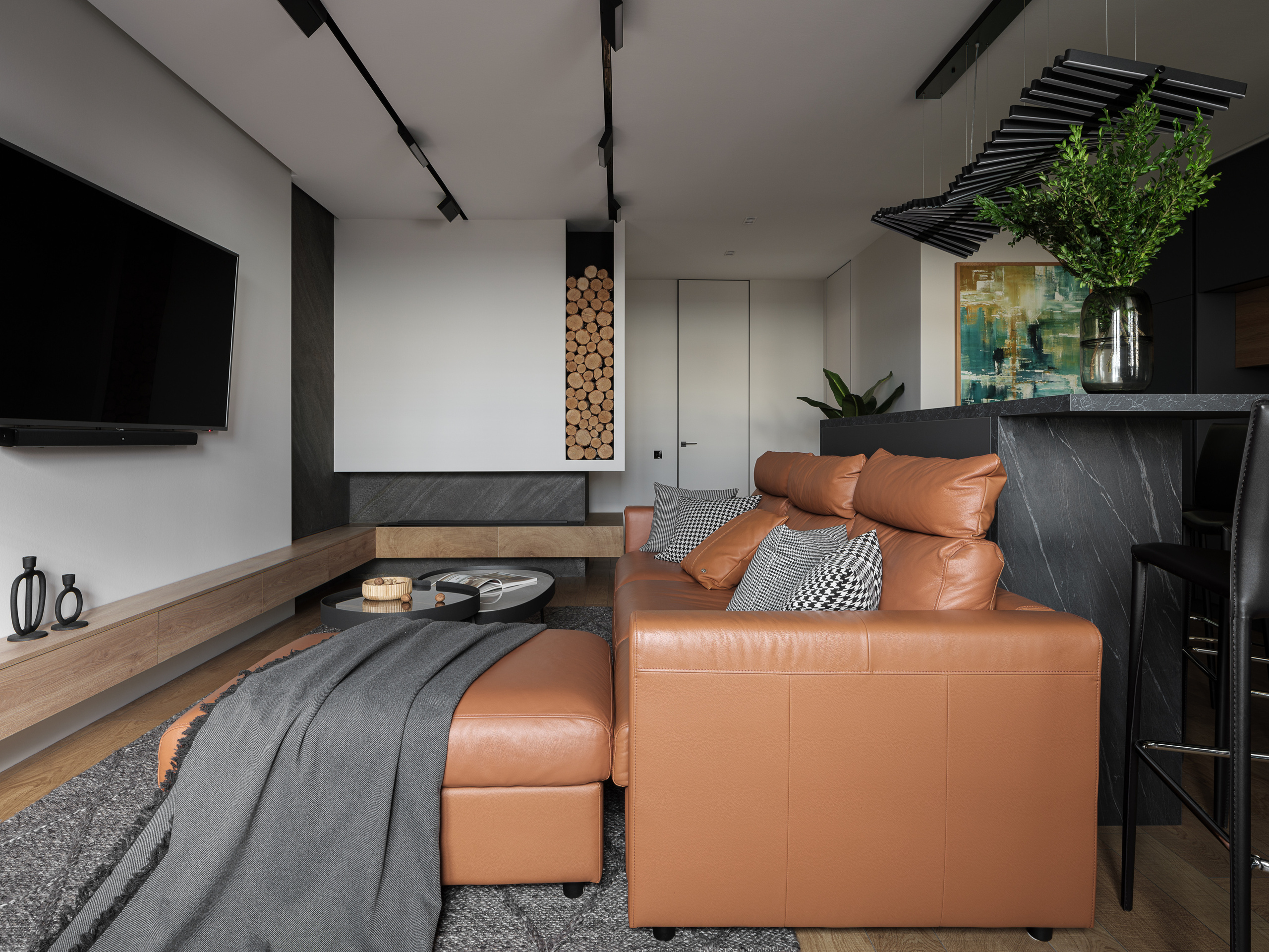 Гостиная с кожаным диваном, серым пледом, журнальным столиком и нишей для дров, современный интерьер с акцентом на фактуры и геометрию, авторский проект Алёны Сверловой, фотография Сергей Денисенко.