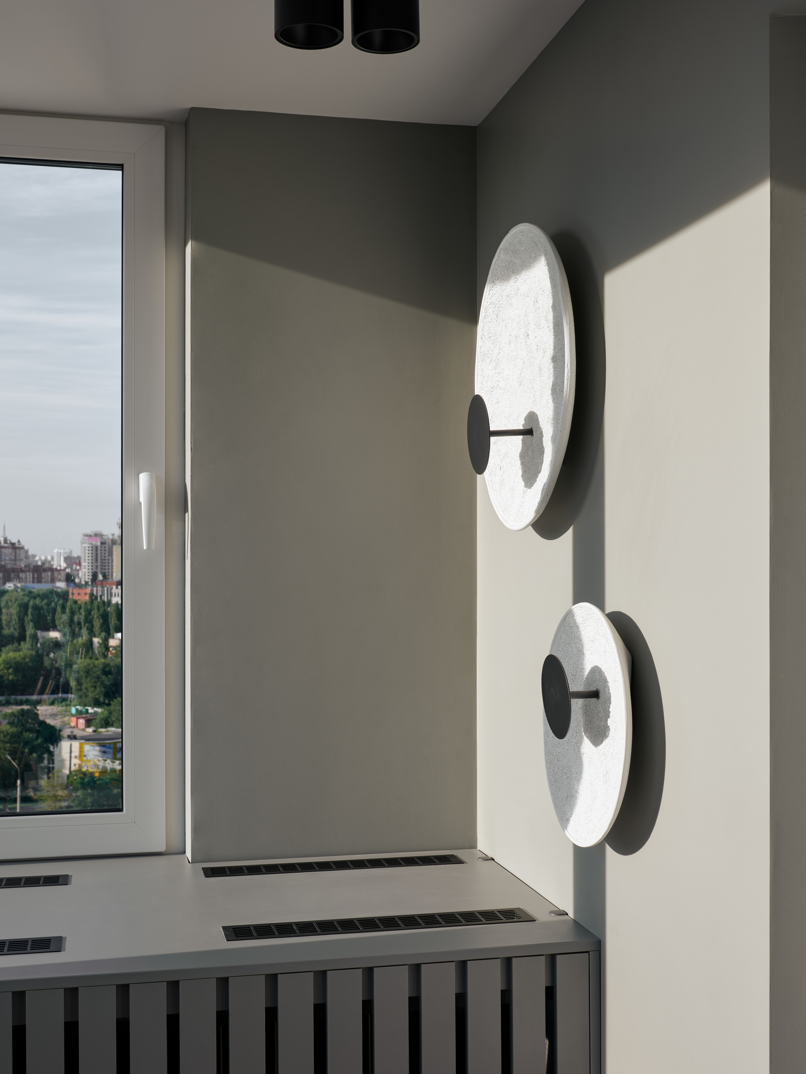 Лоджия с панорамным остеклением и дизайнерскими настенными светильниками в стиле минимализм, интерьер от Екатерины Мищенко, фото Сергея Денисенко, светлый современный дизайн с акцентом на геометрию и утонченное зонирование.