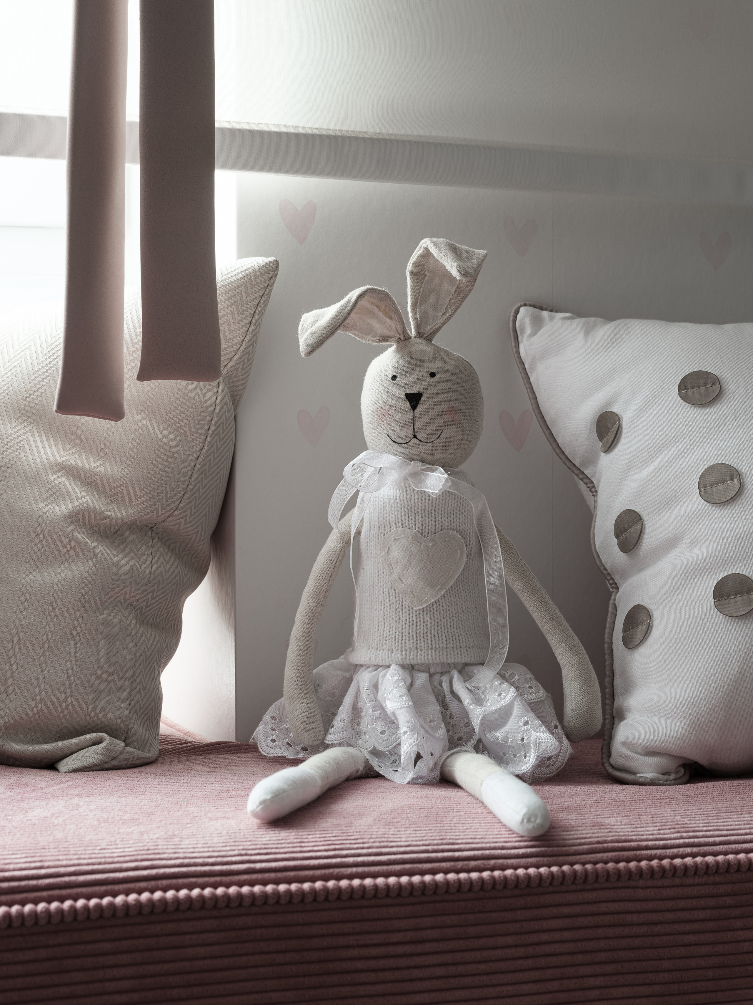 Декоративный текстиль и мягкая игрушка-зайчик на скамье у окна в детской комнате, детали в пастельных тонах создают уют. Дизайнер Алёна Сверлова, фото Сергей Денисенко.
