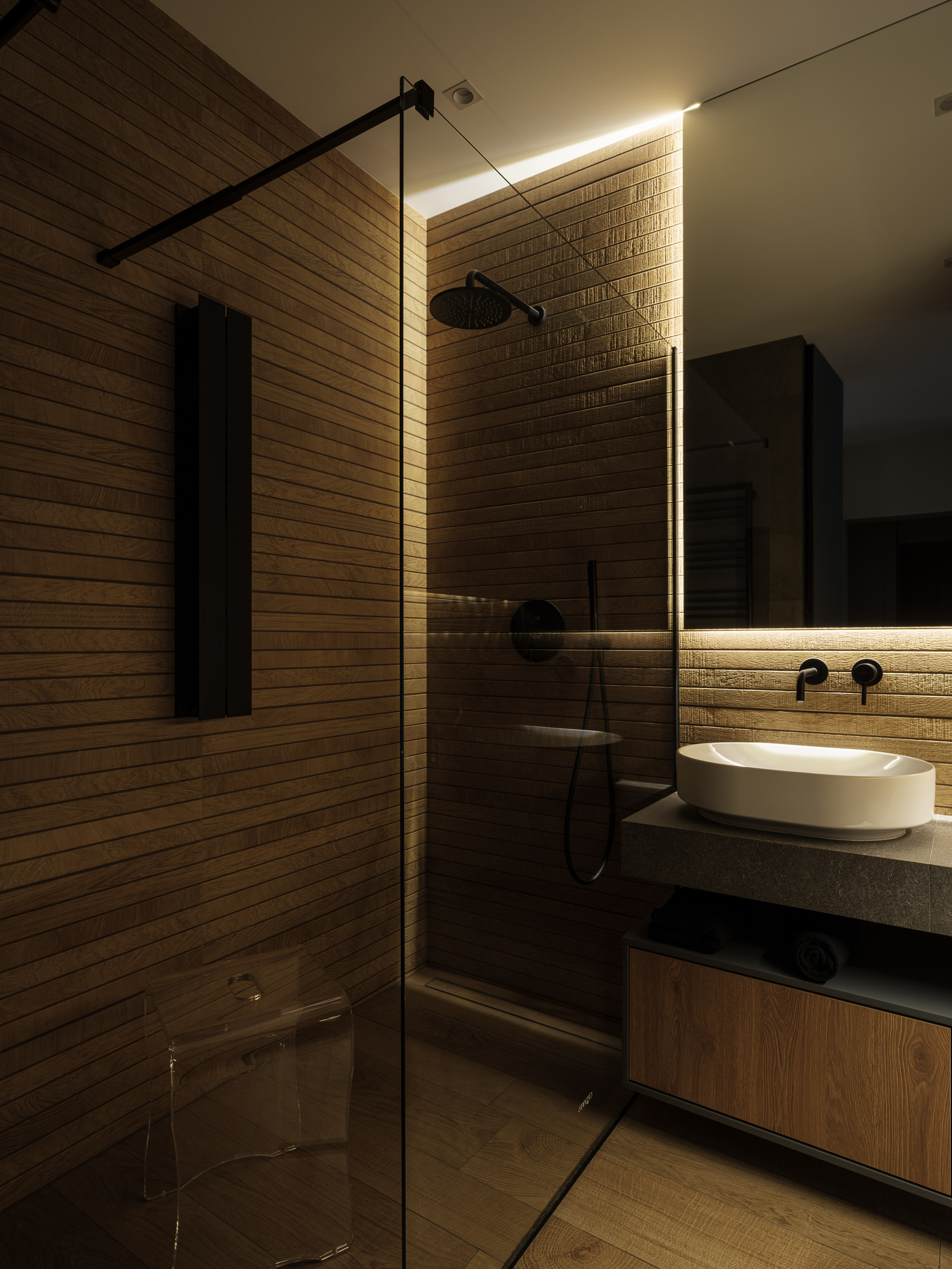 Душевая зона с прозрачной перегородкой, деревянными стеновыми панелями и потолочной подсветкой, рядом стильная раковина и зеркало во всю стену, интерьер ванной комнаты в современном стиле, автор Алёна Сверлова, фото Сергей Денисенко.
