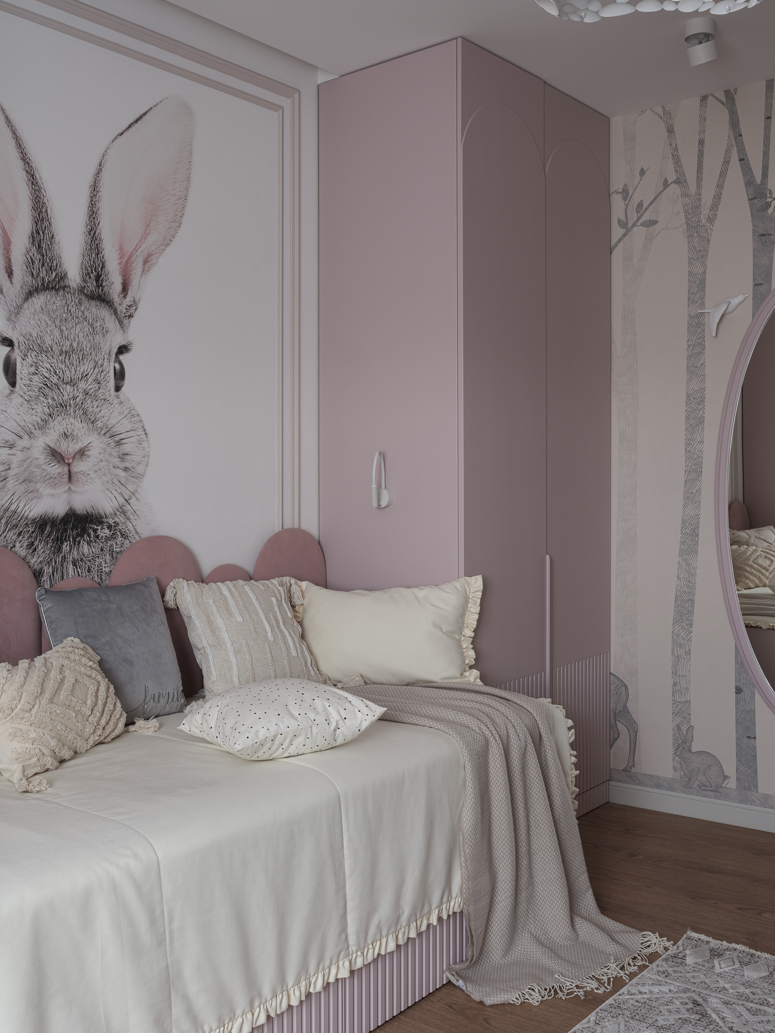 Интерьер спальни с розовым шкафом, декоративным изголовьем и крупным изображением зайца на стене; сочетание сканди и современного стиля. Дизайн Алёна Сверлова, фотограф Сергей Денисенко.