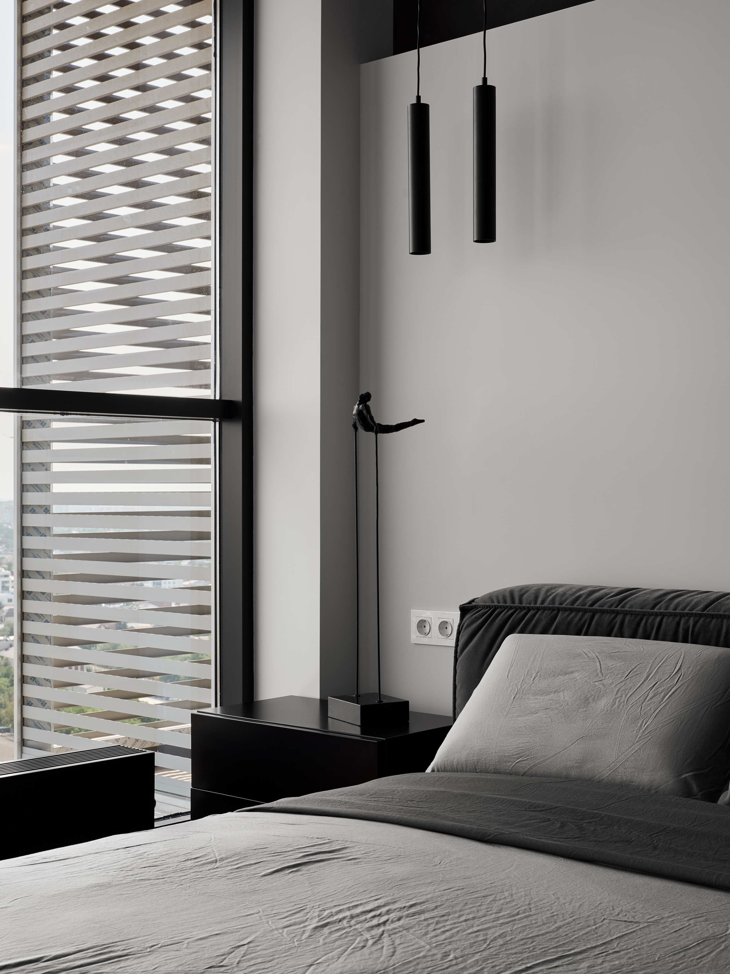 Современная спальня с панорамным окном, черными подвесными светильниками и серым постельным текстилем, минималистичный стиль от дизайнеров Андрея Нелень и Екатерины Проскуряковой, стилистика Алины Нелень, съемка Сергея Денисенко.
