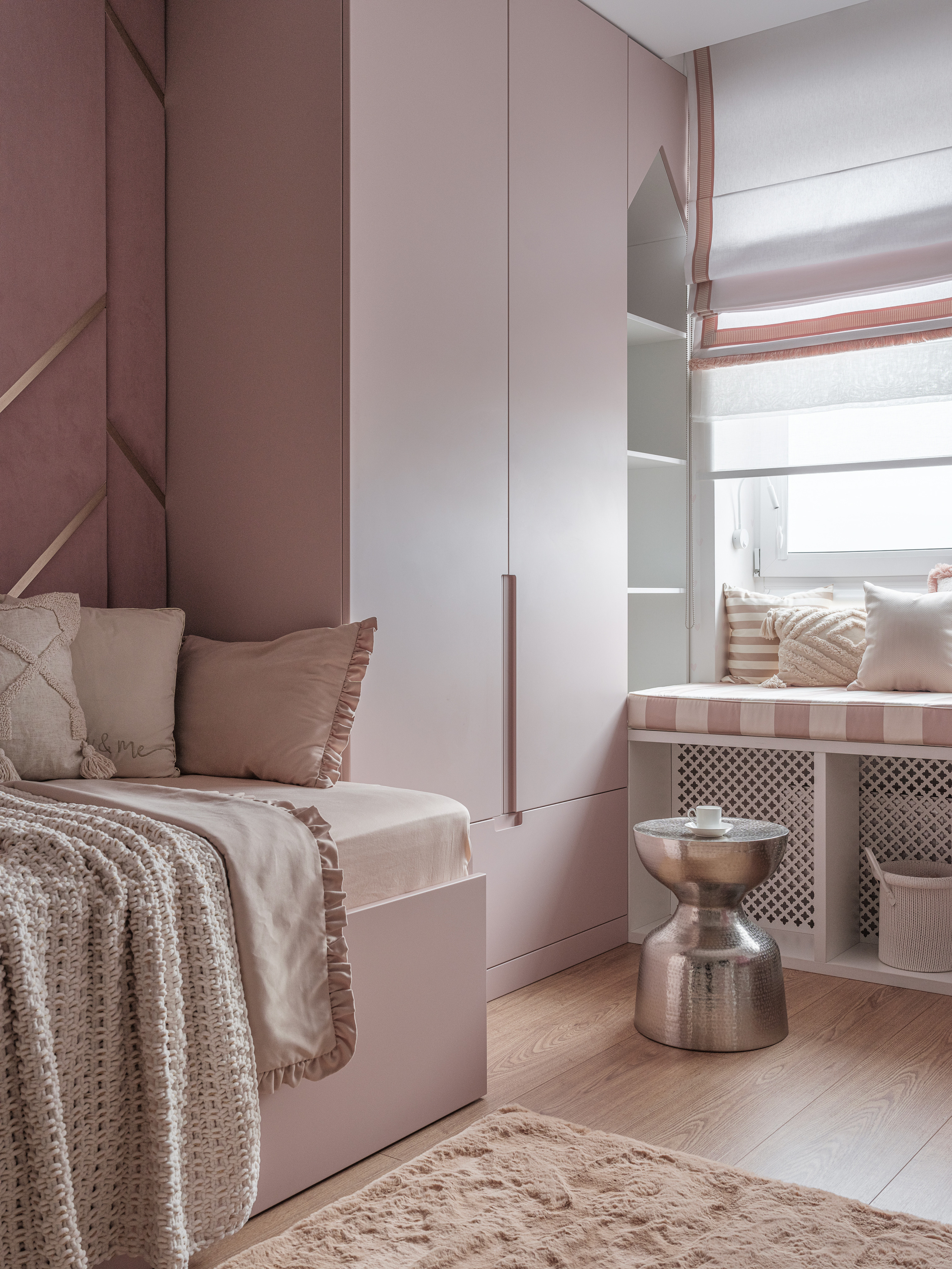 Спальня для девочки с кроватью в розово-бежевых оттенках, мягким изголовьем и уютным местом у окна; гармония текстиля и декора. Интерьер Алёна Сверлова, фотосъёмка Сергей Денисенко.