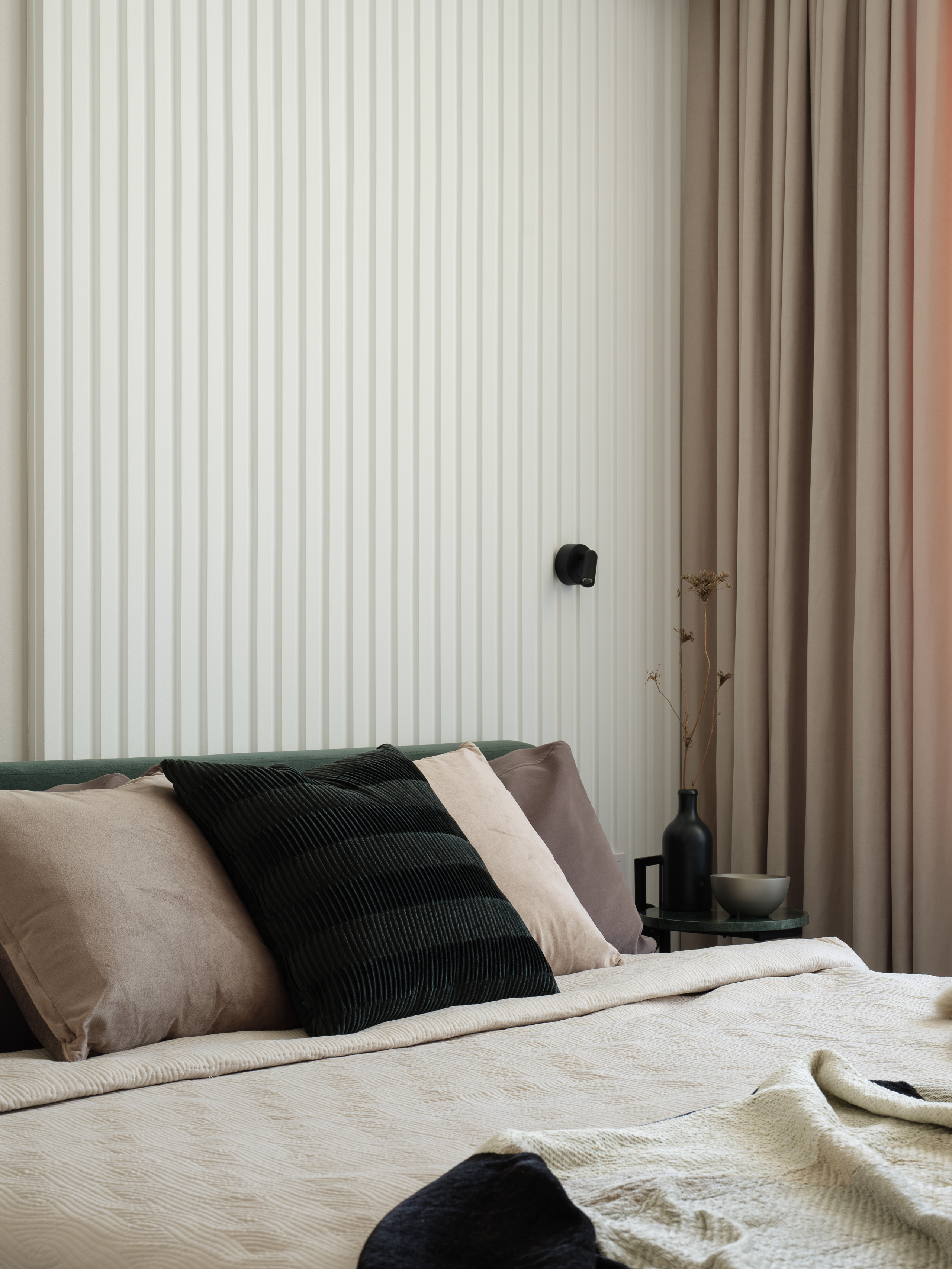 Интерьер спальни с акцентом на текстиль и декоративные подушки, минимализм и современные формы, вертикальные панели и пастельные оттенки, гармоничный стиль от дизайнера Алины Нелень, фотограф Сергей Денисенко.