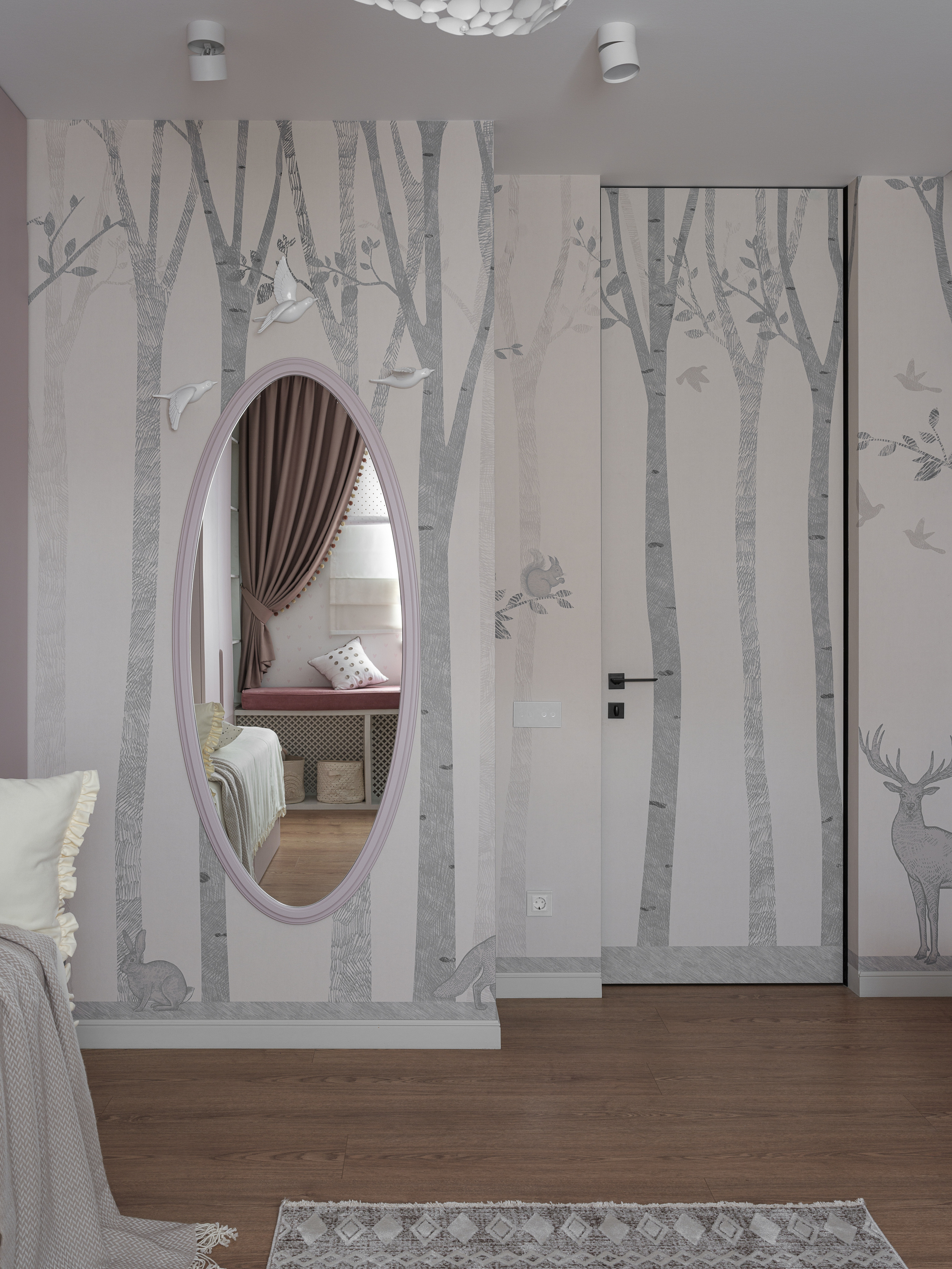 Стена с обоями в стиле леса, встроенным овальным зеркалом и дверью в детской спальне, дополненной мягкими пастельными оттенками. Автор дизайна Алёна Сверлова, фотосъёмка Сергей Денисенко.