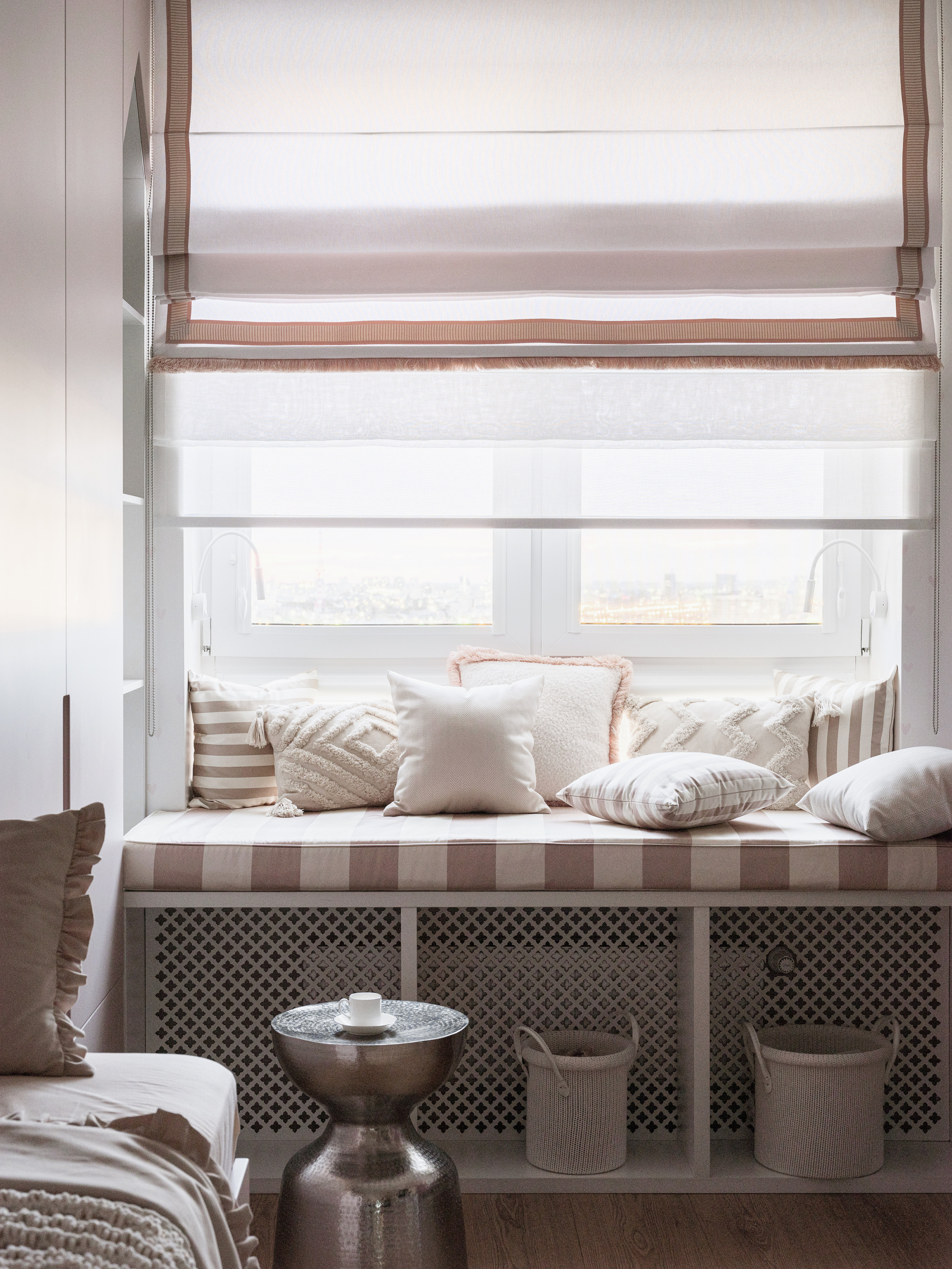 Комфортная зона отдыха у окна с римскими шторами, подушками в пастельных оттенках и мягкой сидушкой, дополненная декоративным столиком и корзинами. Интерьер от Алёны Сверловой, фотосъёмка Сергей Денисенко.